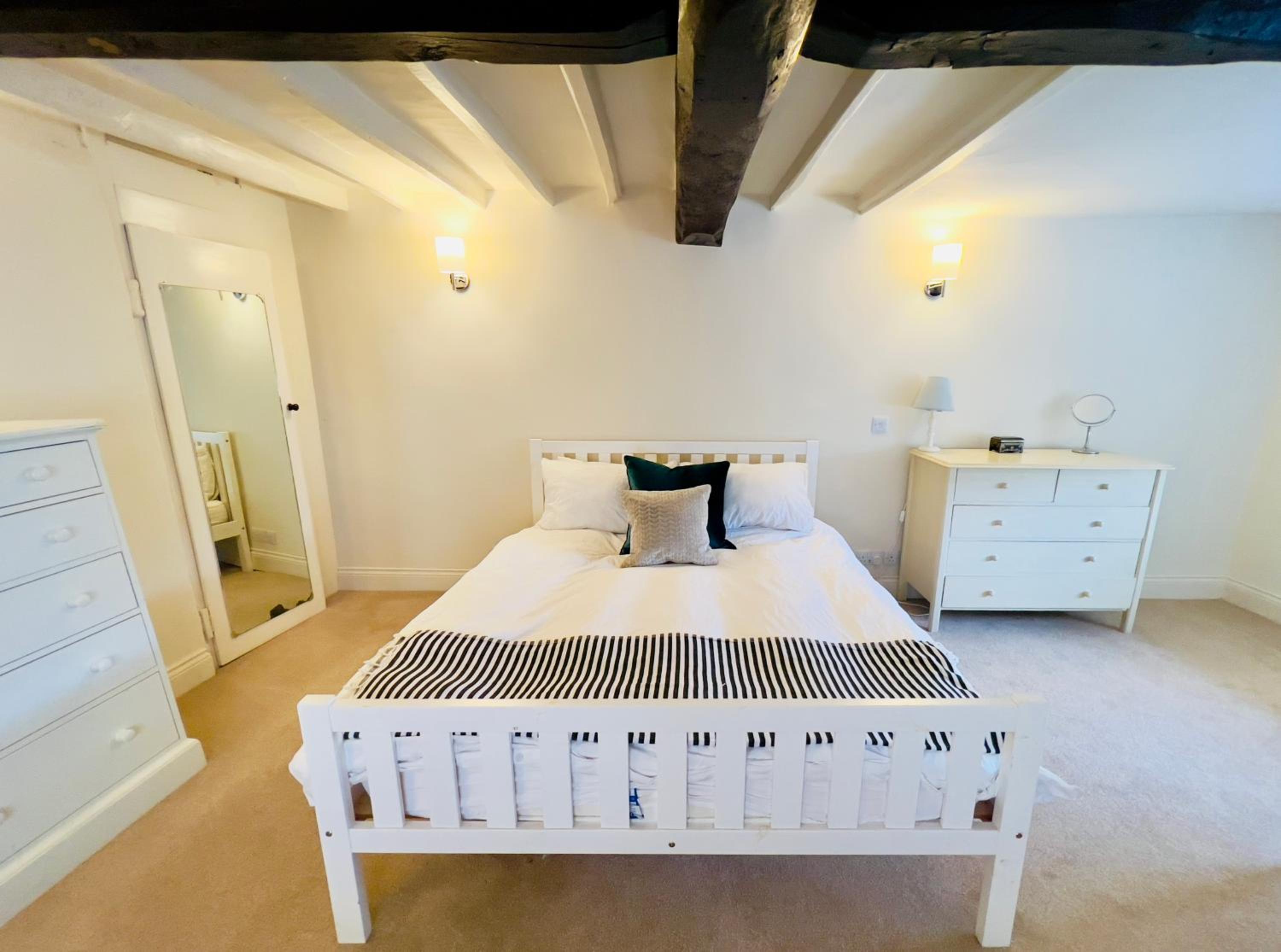 Large room in Stunning Cottage Edge of the Cotswolds