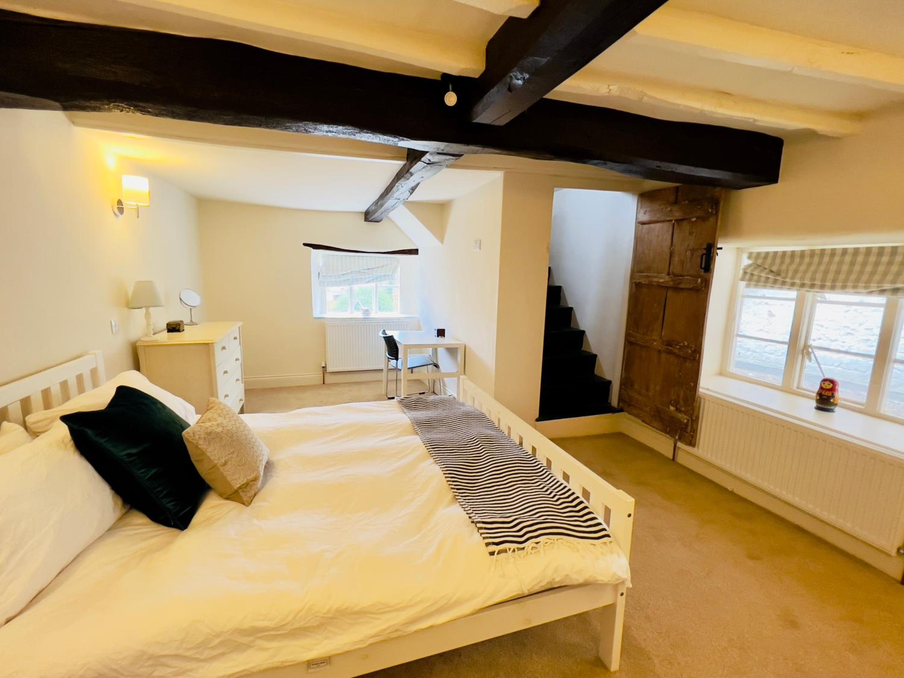 Large room in Stunning Cottage Edge of the Cotswolds