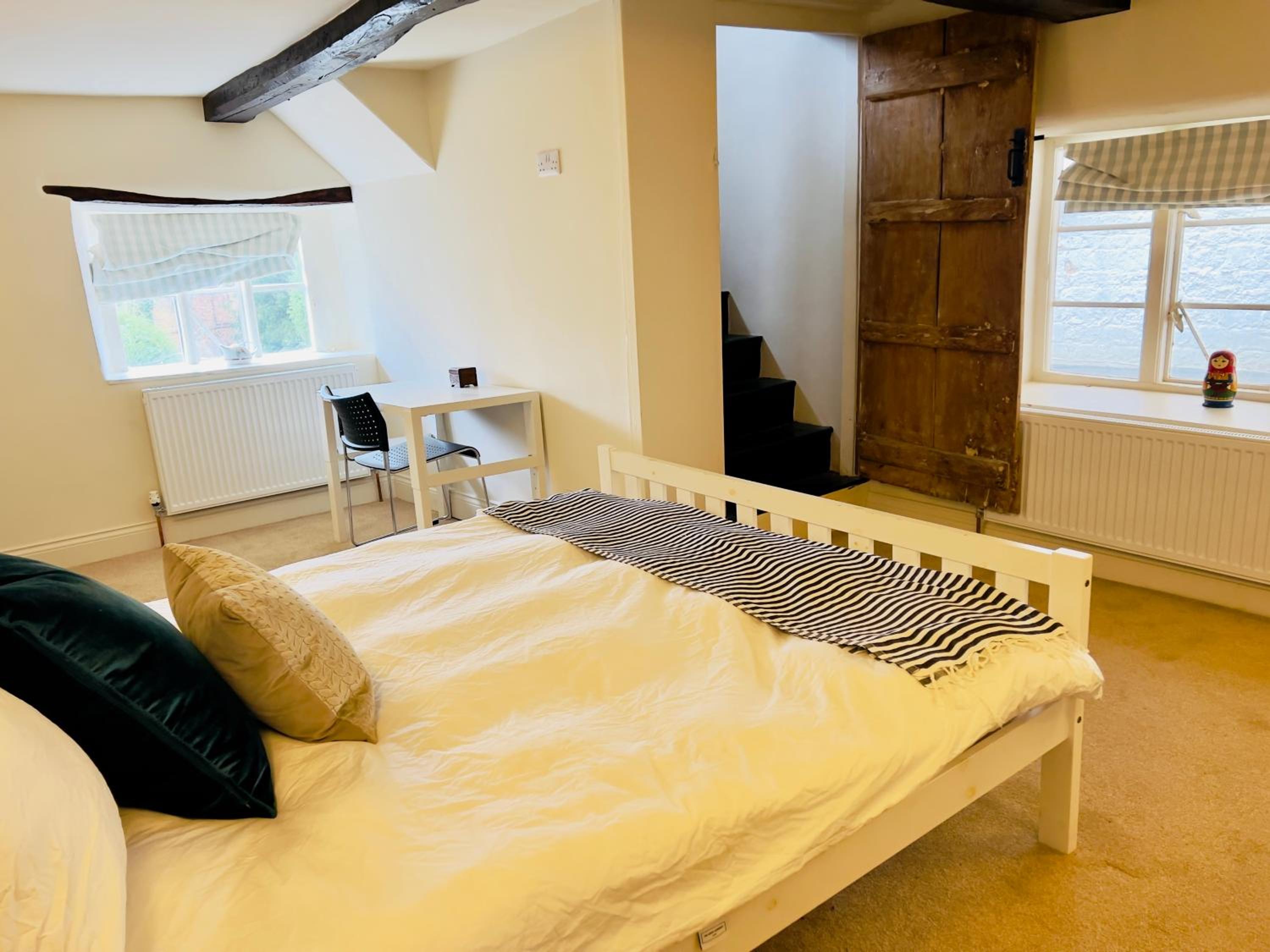 Large room in Stunning Cottage Edge of the Cotswolds
