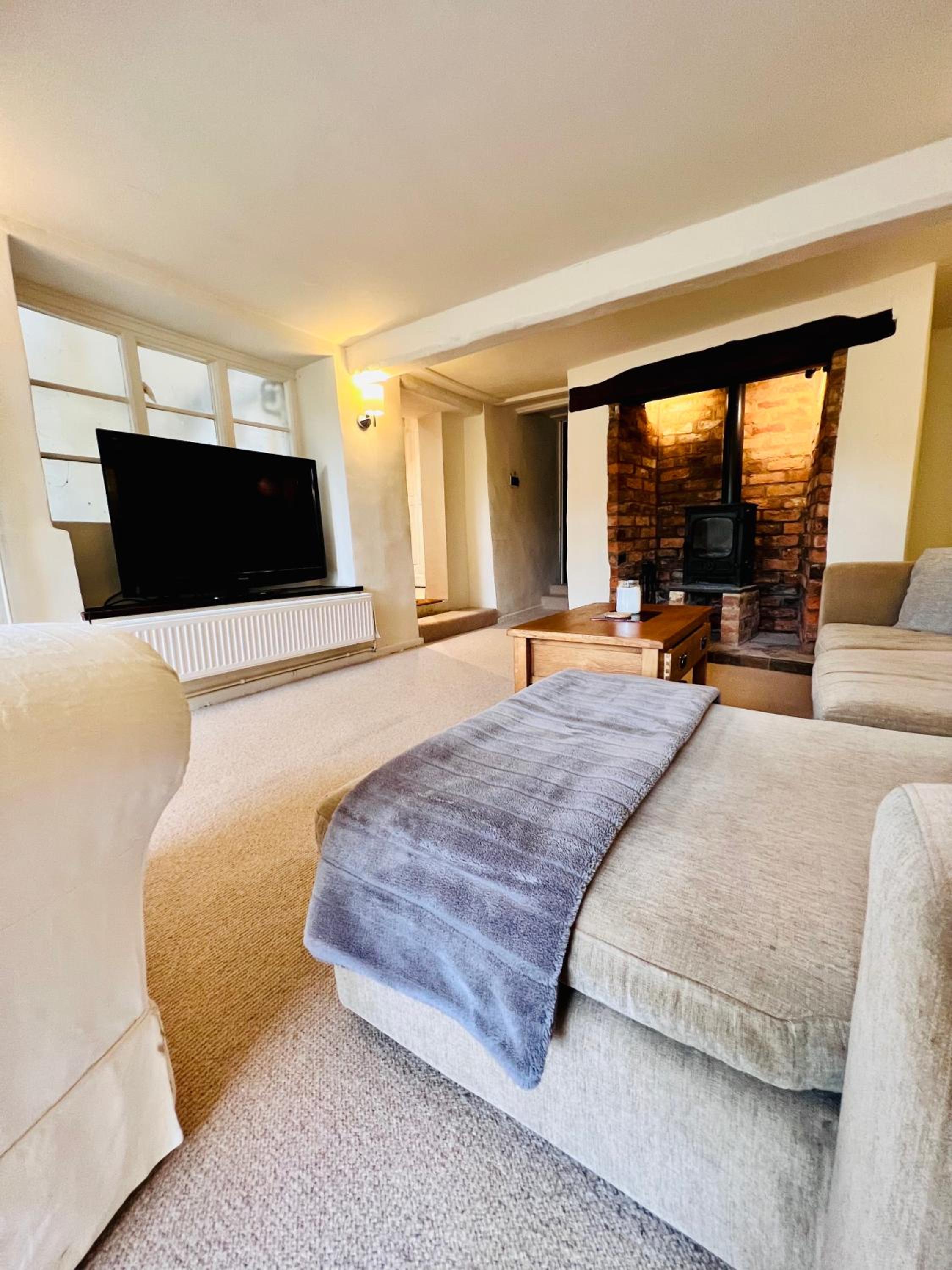 Large room in Stunning Cottage Edge of the Cotswolds