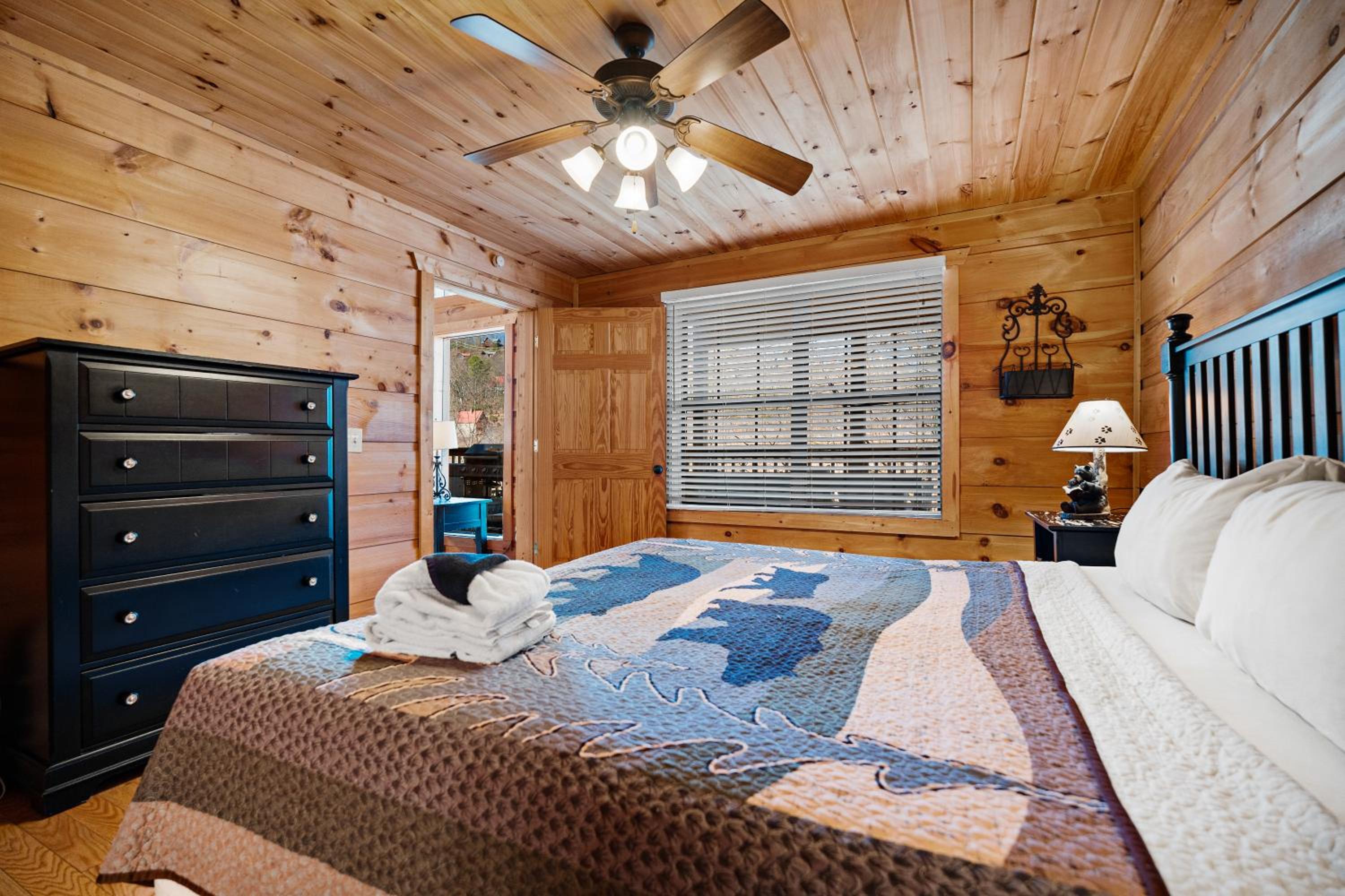 Cubby Bear, Free Attraction Tickets, Game Room, Hot Tub, seasonal pool Access, WIFI!!!