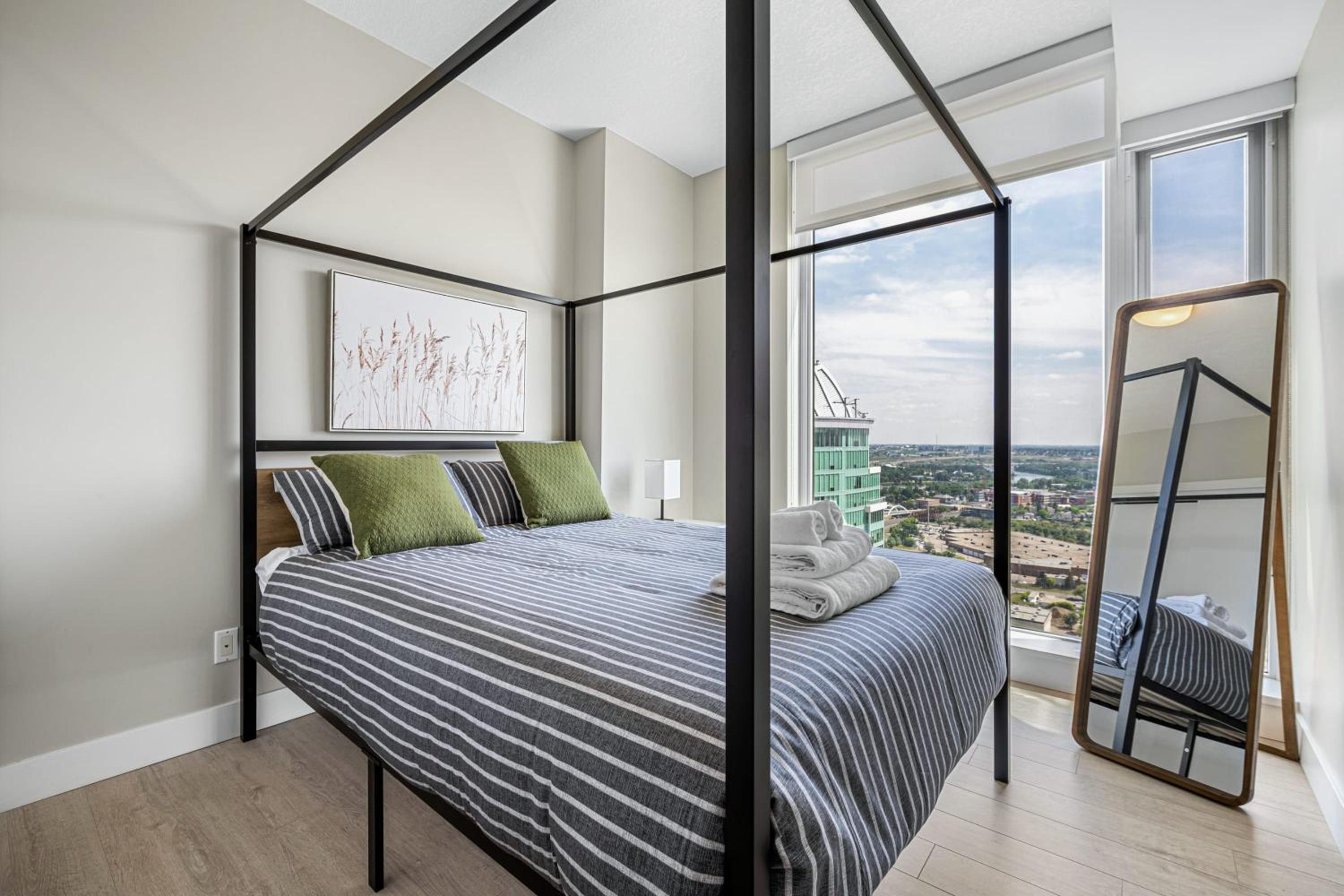 Stunning Rocky Mountain & DT Skyline Views! Near Stampede, Saddledome, BMO Centre! FREE Banff Pass, Wine, & Parking!