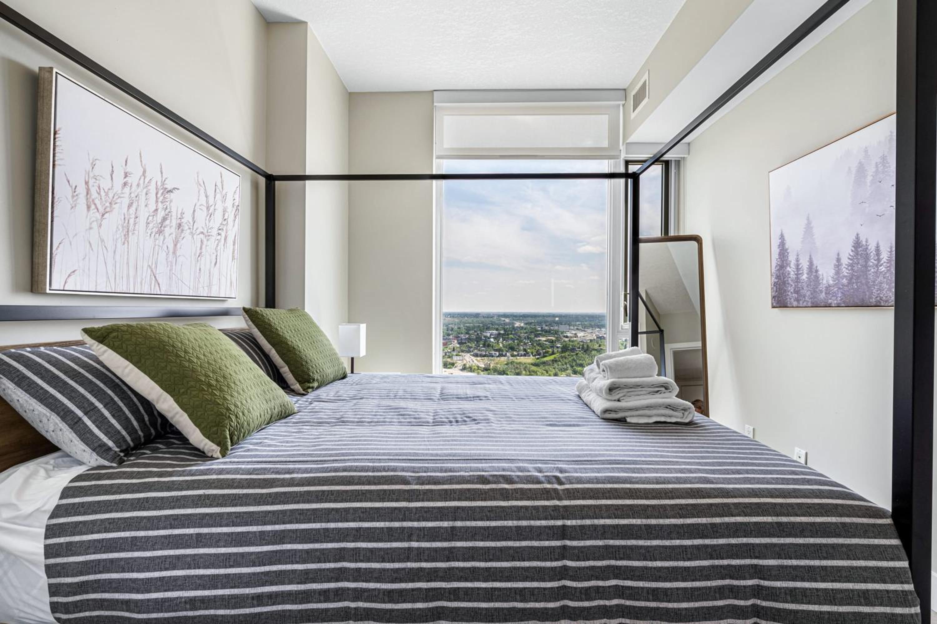 Stunning Rocky Mountain & DT Skyline Views! Near Stampede, Saddledome, BMO Centre! FREE Banff Pass, Wine, & Parking!