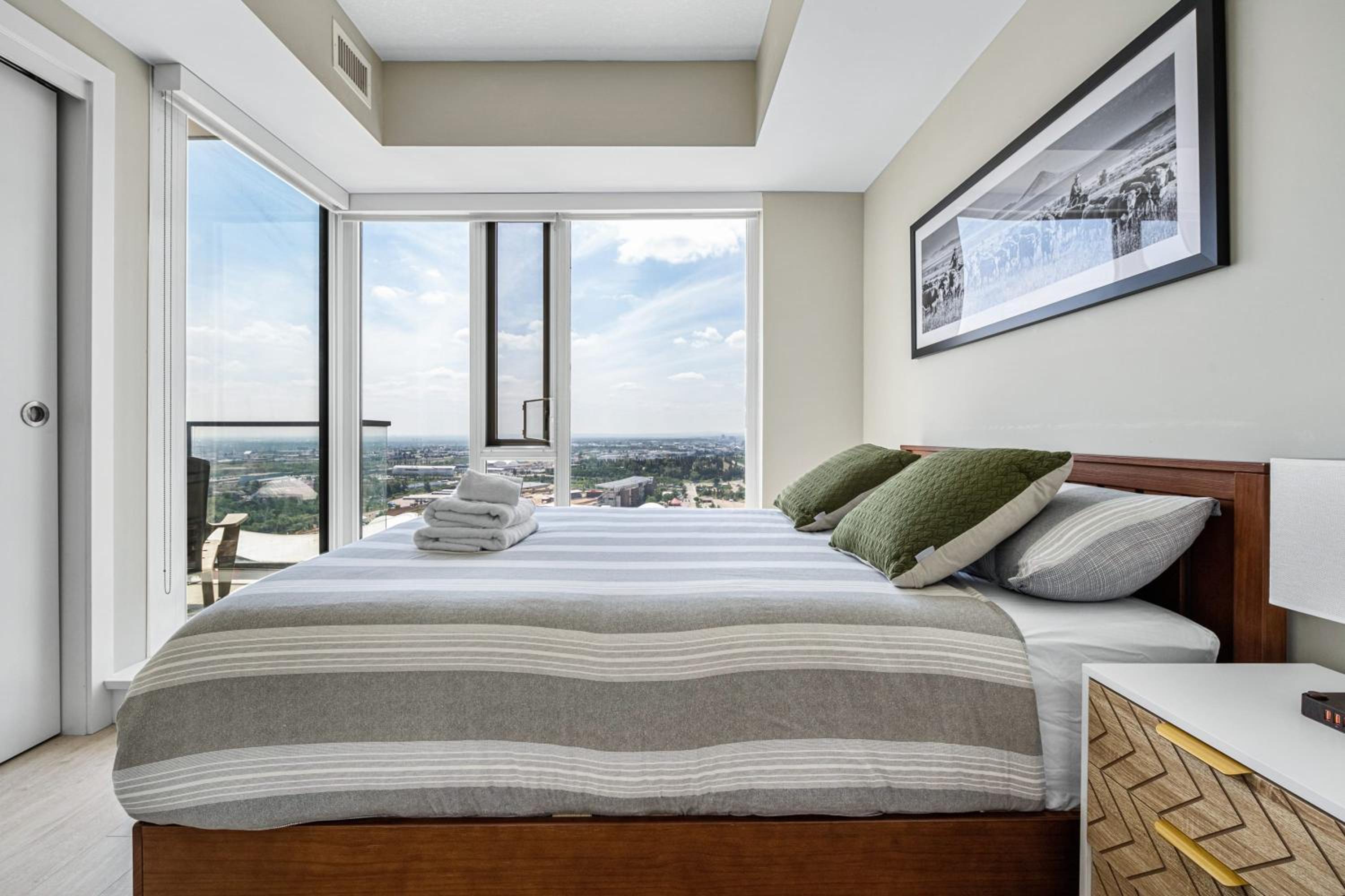 Stunning Rocky Mountain & DT Skyline Views! Near Stampede, Saddledome, BMO Centre! FREE Banff Pass, Wine, & Parking!