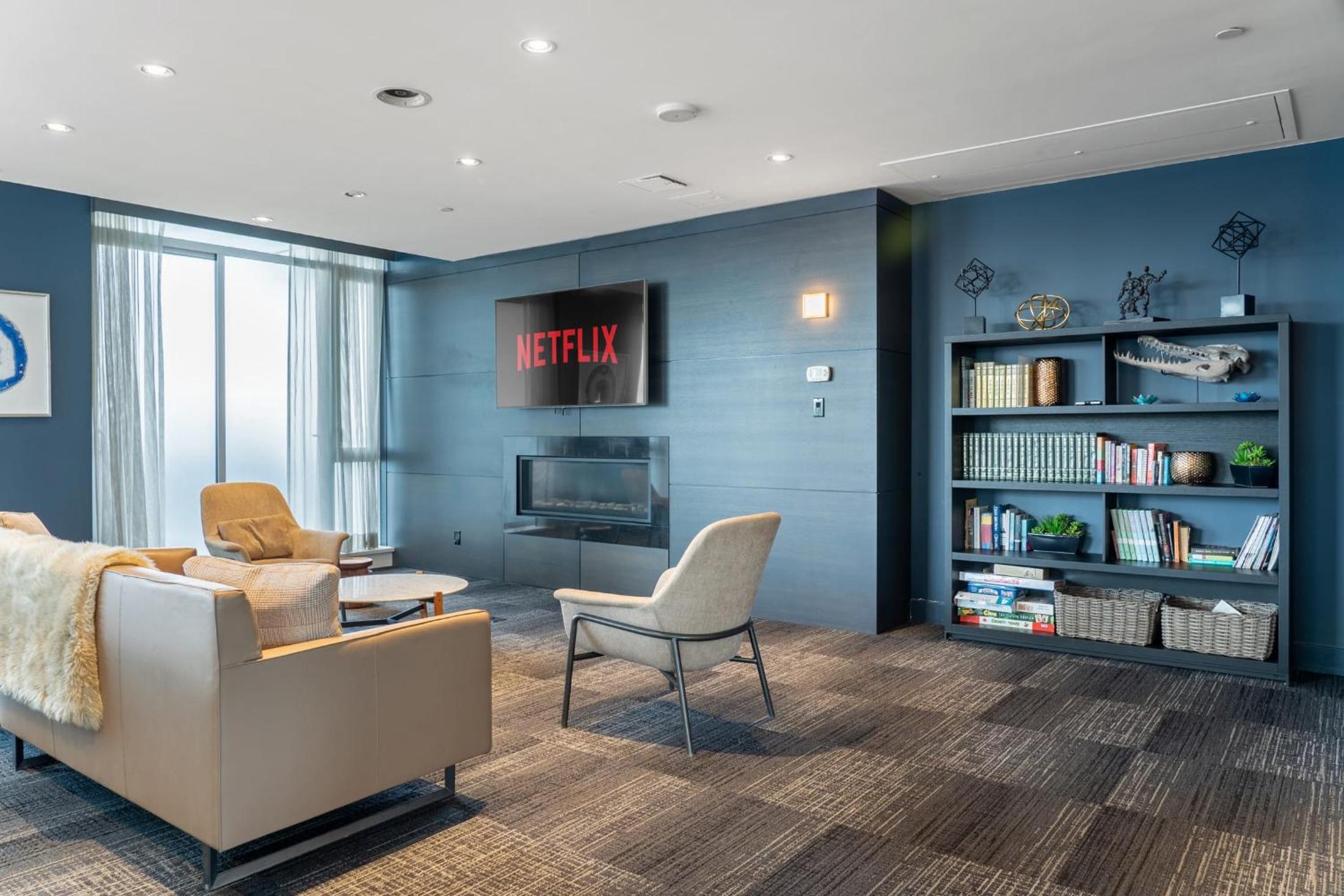 Stunning Rocky Mountain & DT Skyline Views! Near Stampede, Saddledome, BMO Centre! FREE Banff Pass, Wine, & Parking!