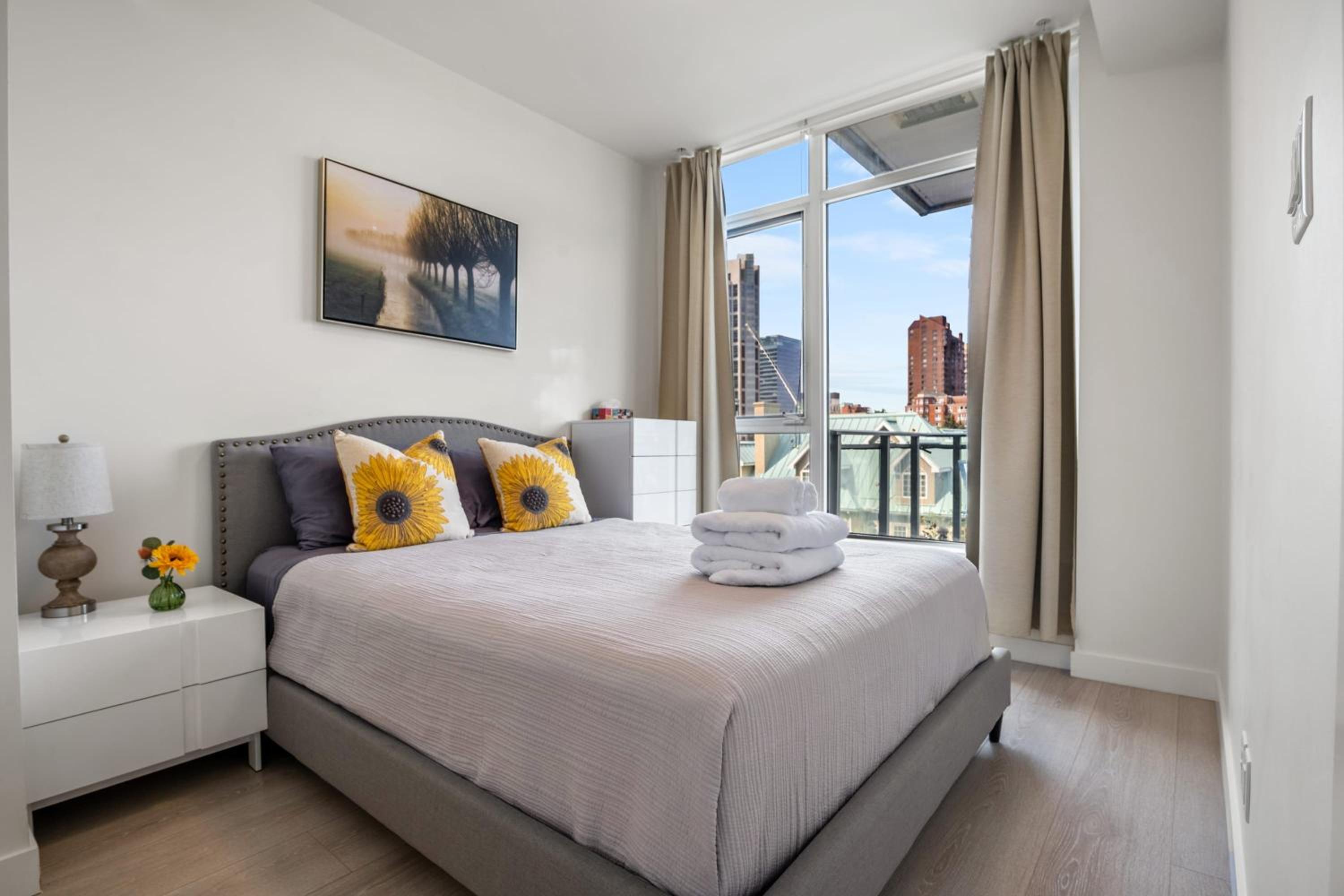 BOOK NOW, SAVE 30 PERCENT! Guest Favorite! Riverside Downtown w Walking Trails, FREE Wine, Parking, Banff Pass & Gym!