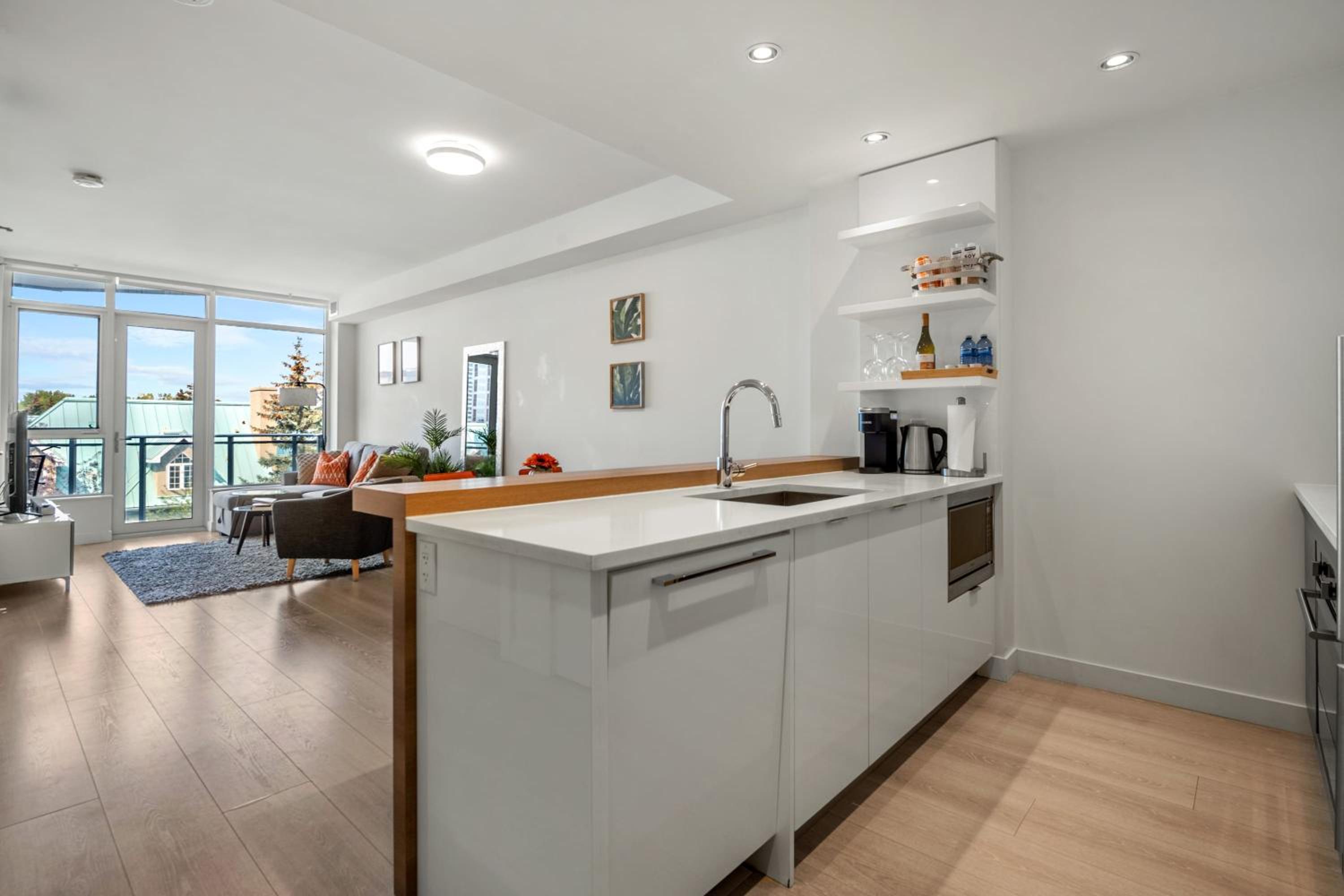 BOOK NOW, SAVE 30 PERCENT! Guest Favorite! Riverside Downtown w Walking Trails, FREE Wine, Parking, Banff Pass & Gym!