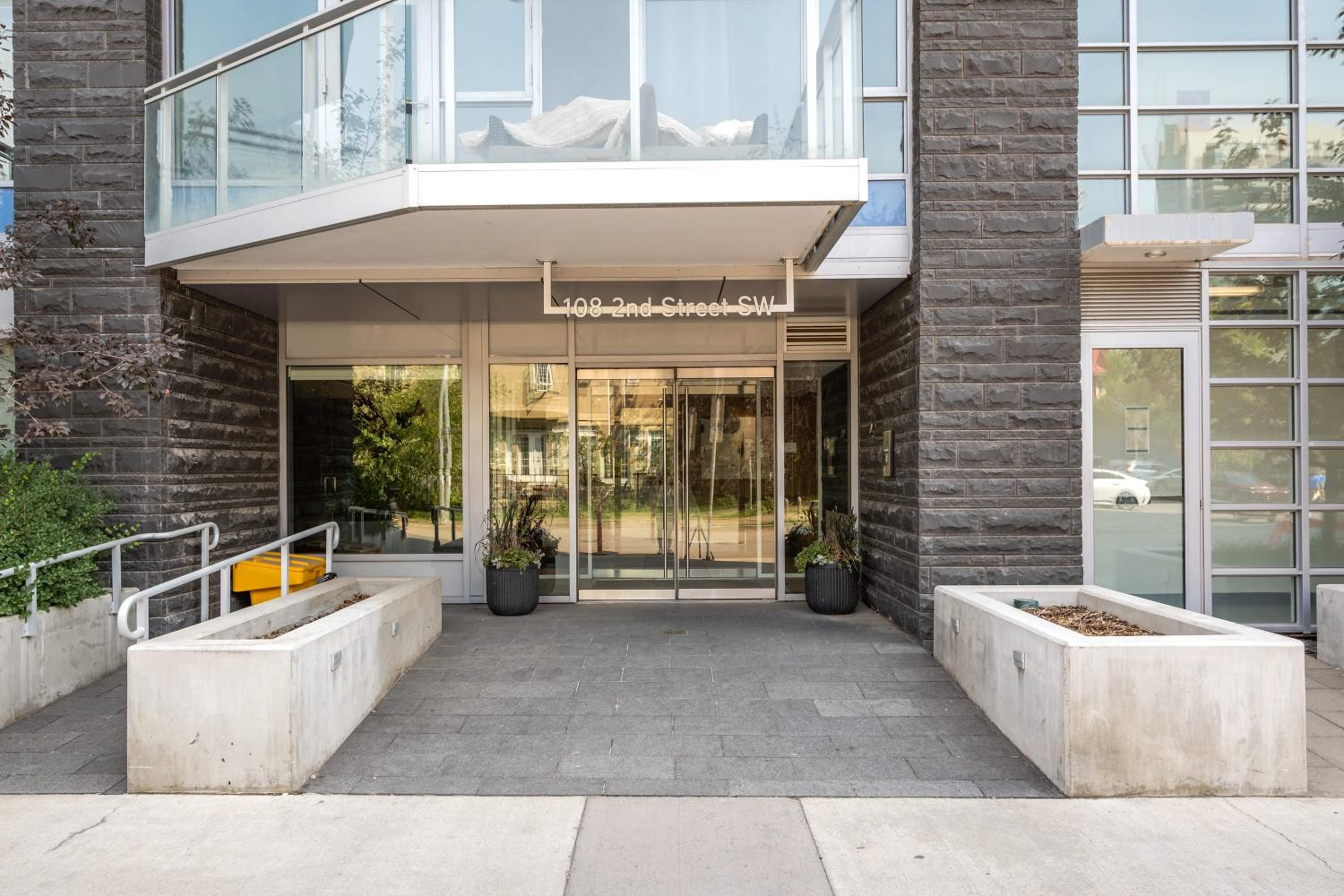 BOOK NOW, SAVE 30 PERCENT! Guest Favorite! Riverside Downtown w Walking Trails, FREE Wine, Parking, Banff Pass & Gym!