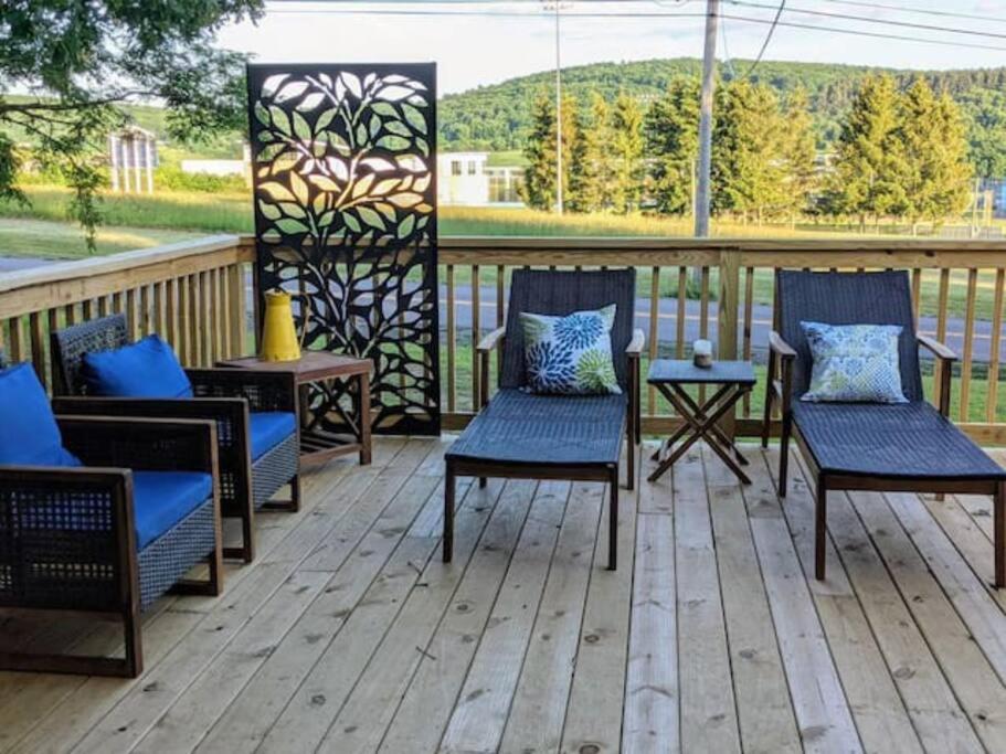 The Bumble Bee Hive 7-Bedroom House w/ Hot Tub