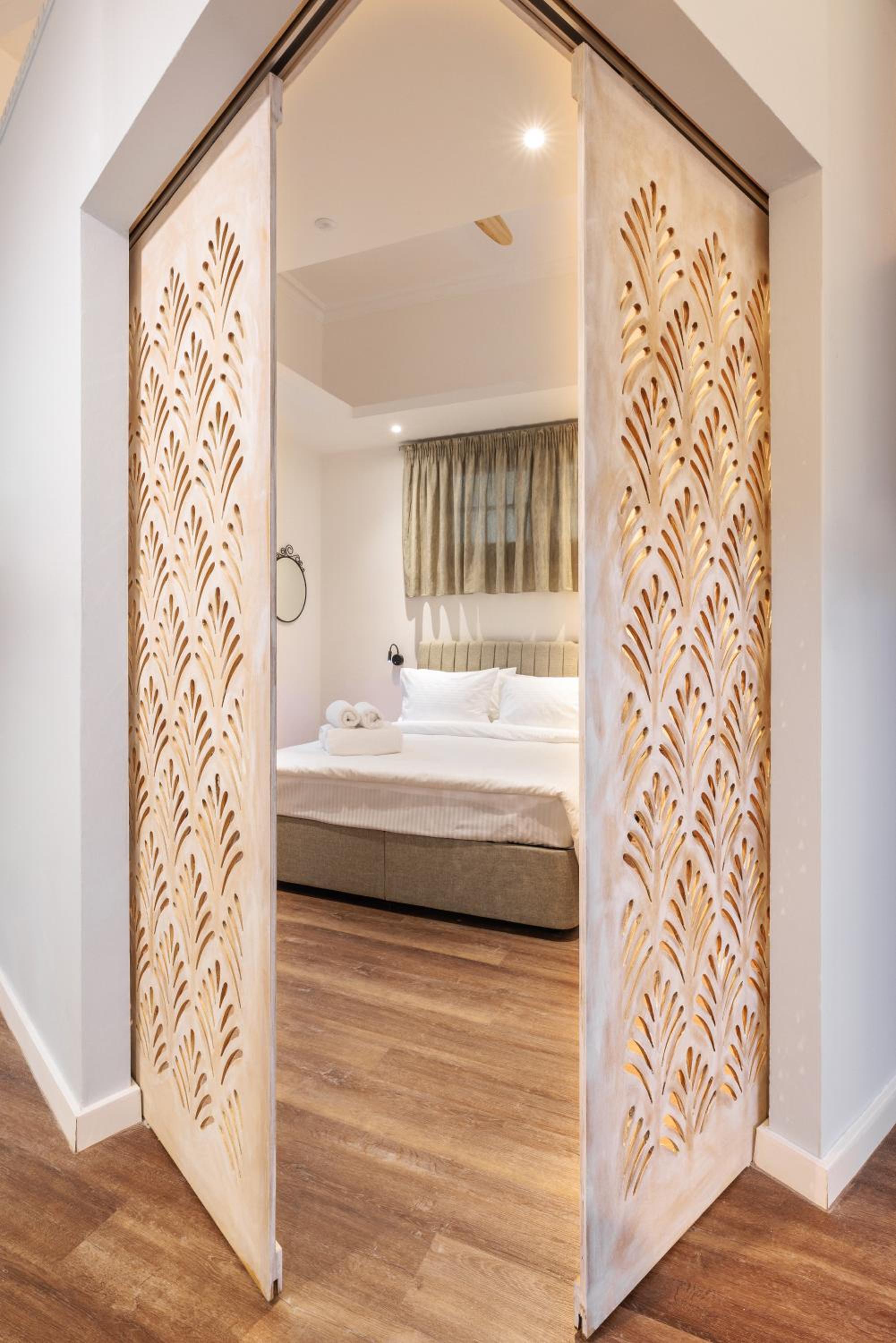 Couple-in magical suite with jacuzzi view 4