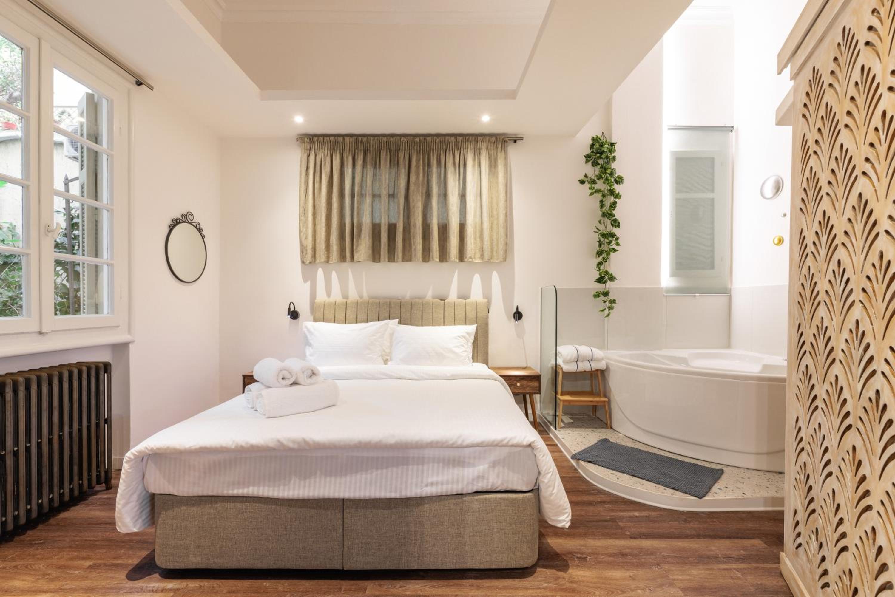 Couple-in magical suite with jacuzzi view 2