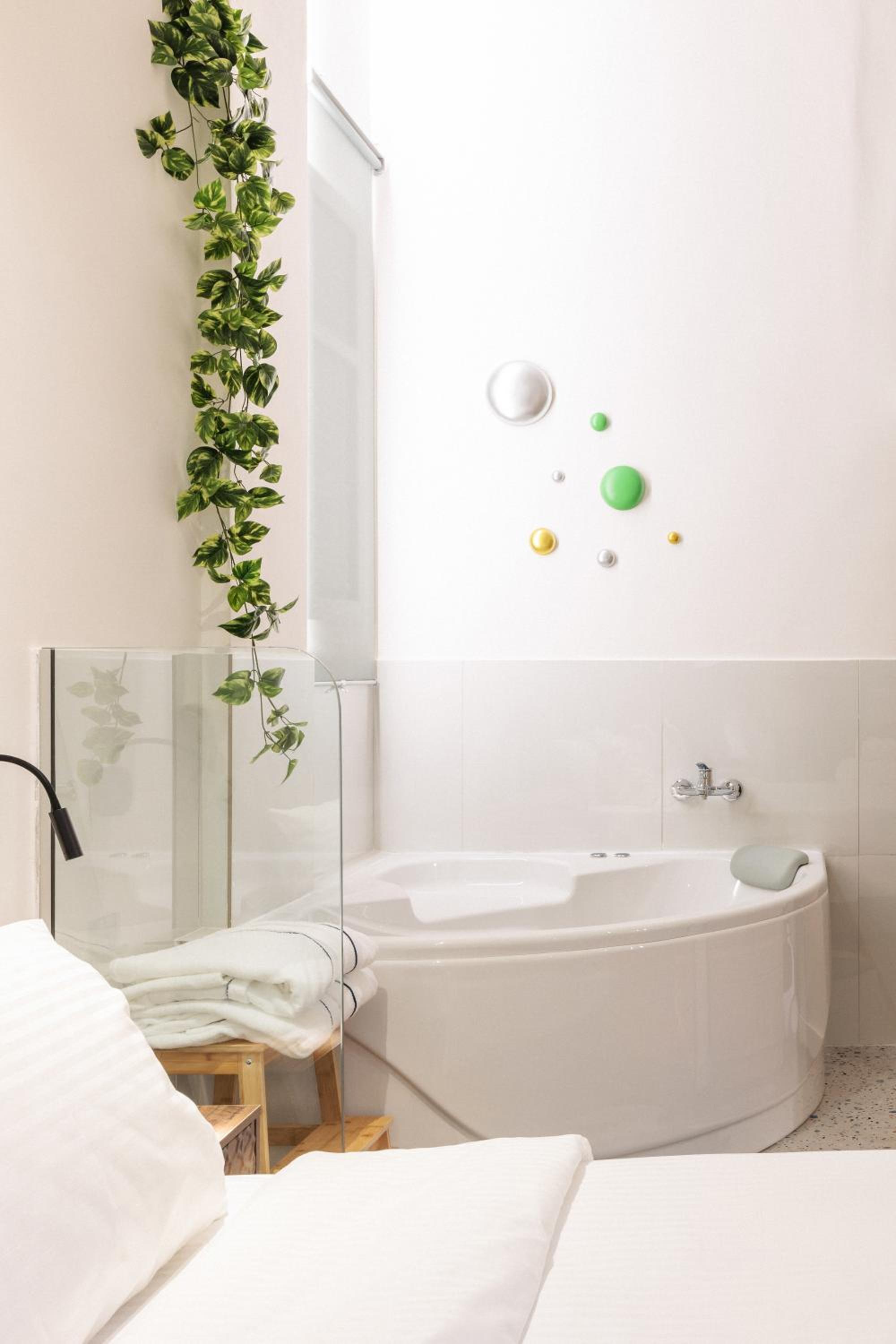 Couple-in magical suite with jacuzzi view 5