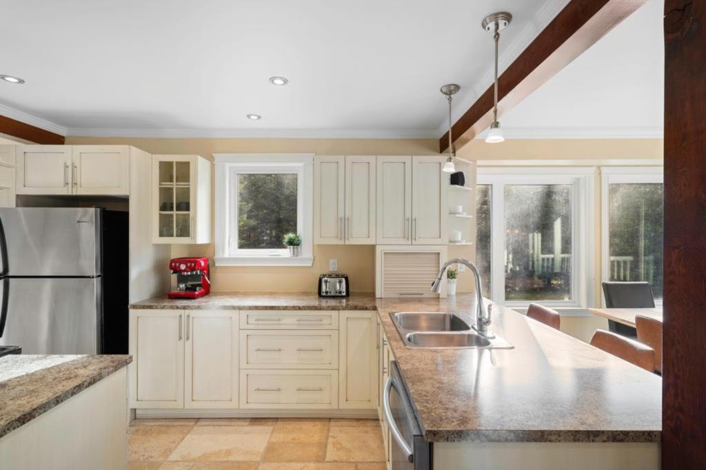 *NEW* Stunning Waterfront Bright Chalet with Spa