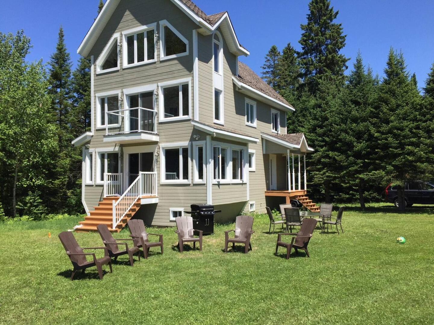 *NEW* Stunning Waterfront Bright Chalet with Spa