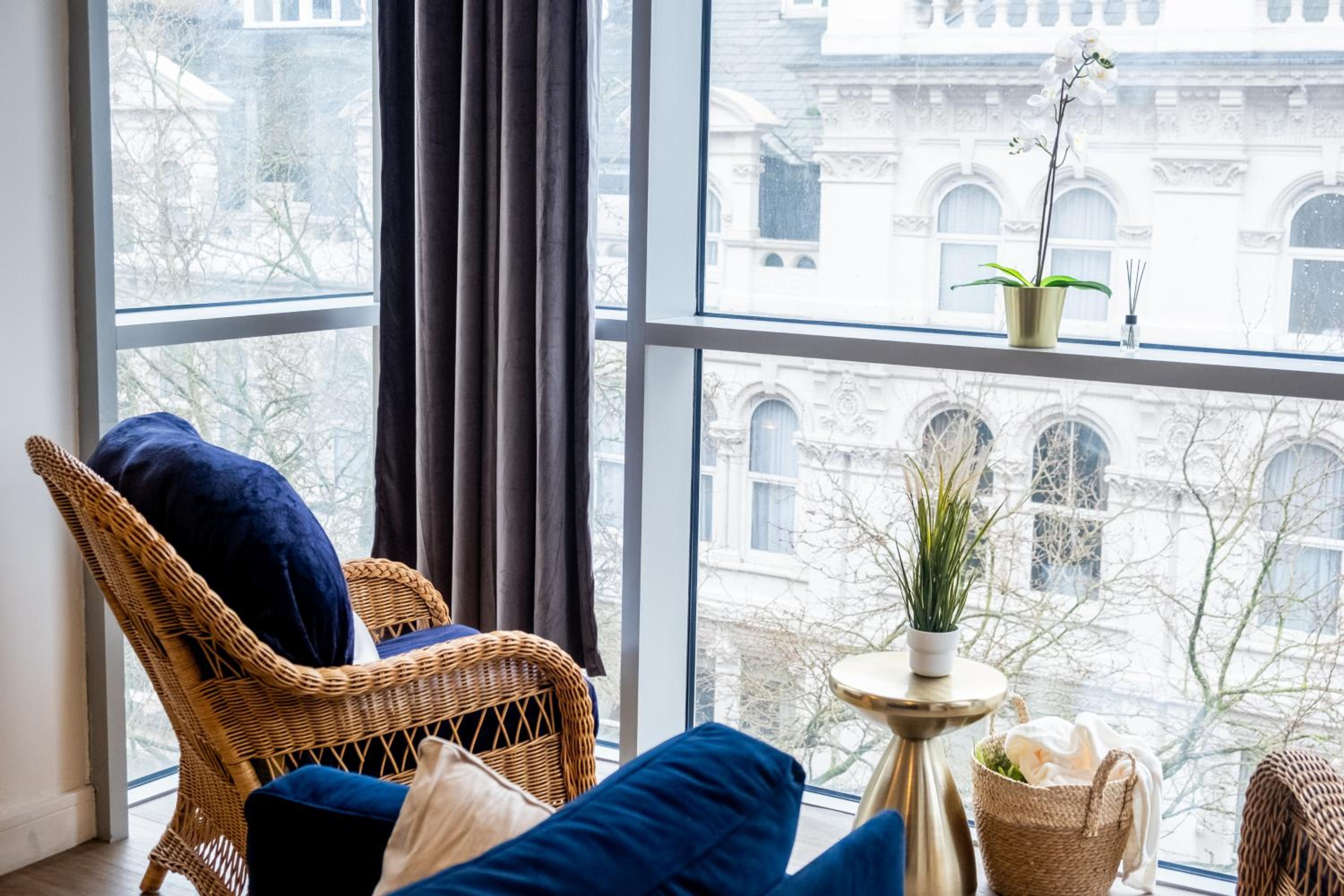 Ultra Stylish 2 Bedroom Apt Centrally Located