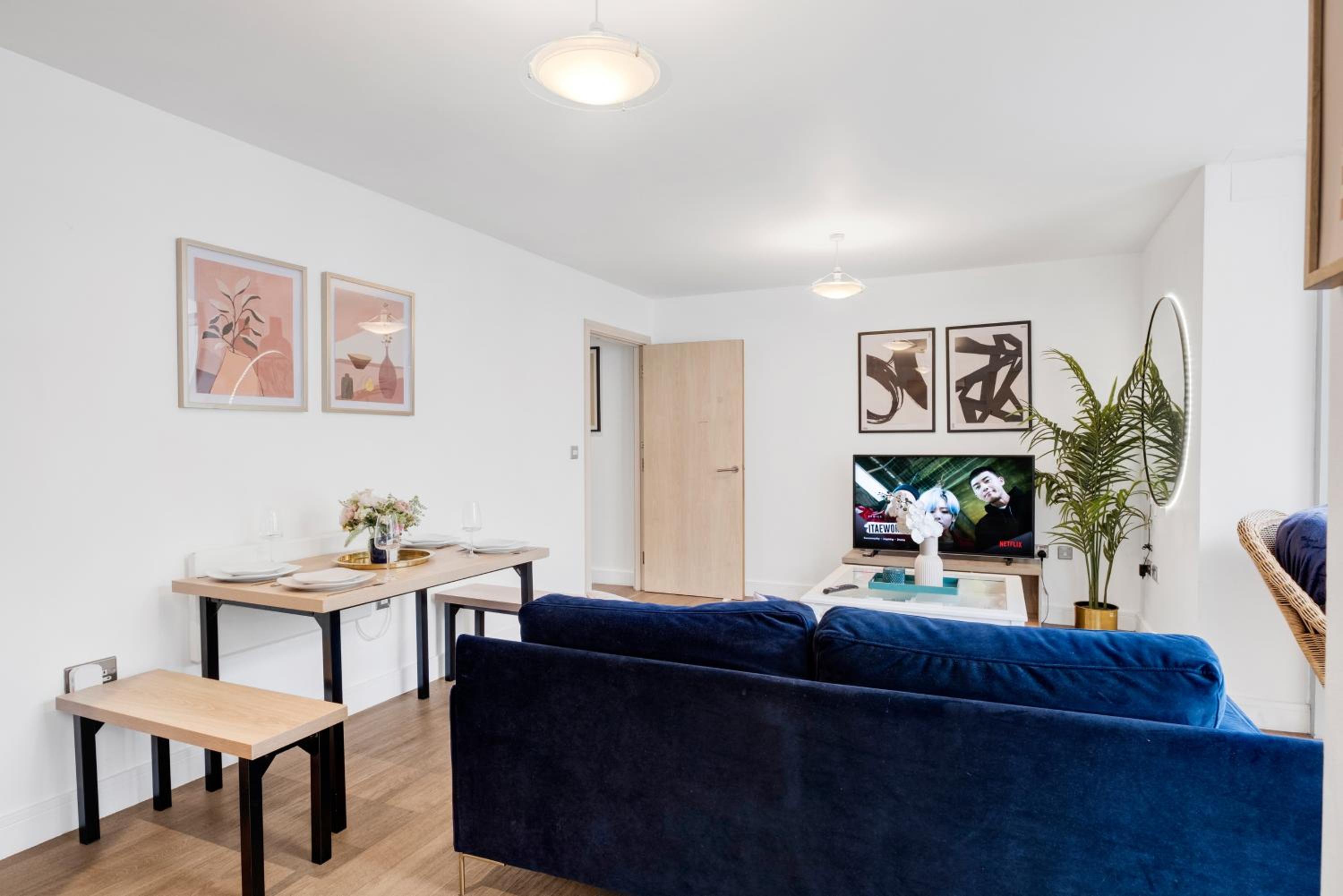 Ultra Stylish 2 Bedroom Apt Centrally Located