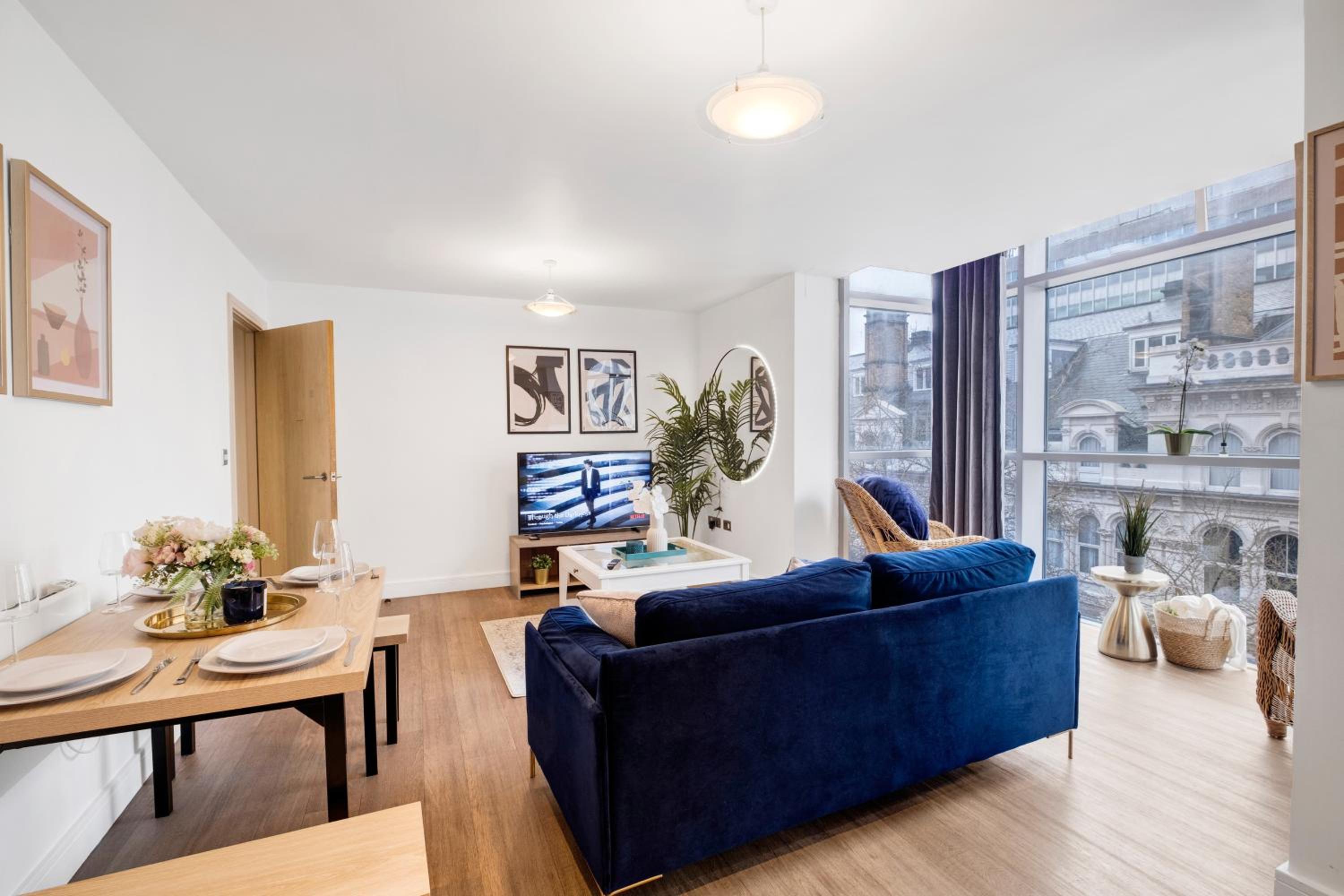 Ultra Stylish 2 Bedroom Apt Centrally Located