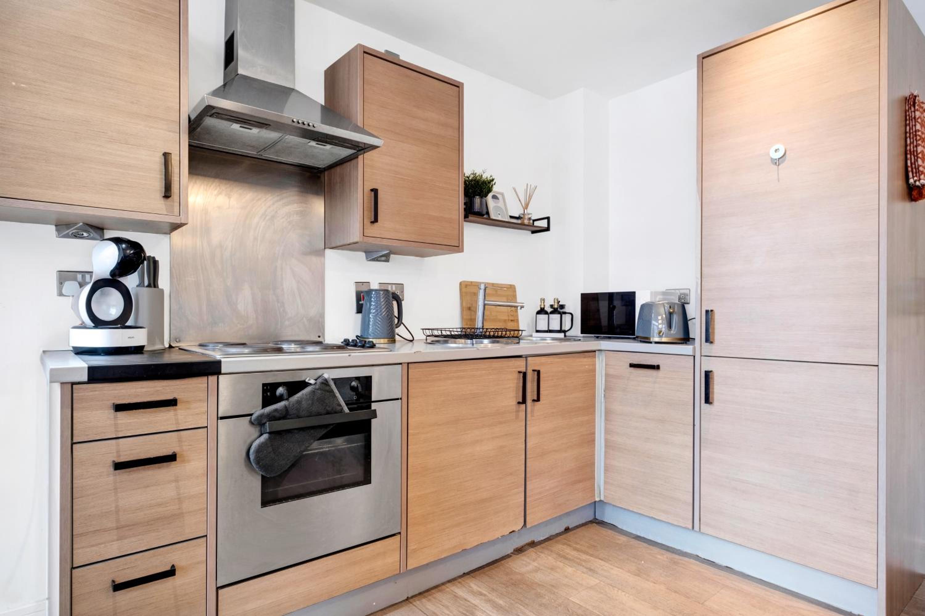 Ultra Stylish 2 Bedroom Apt Centrally Located