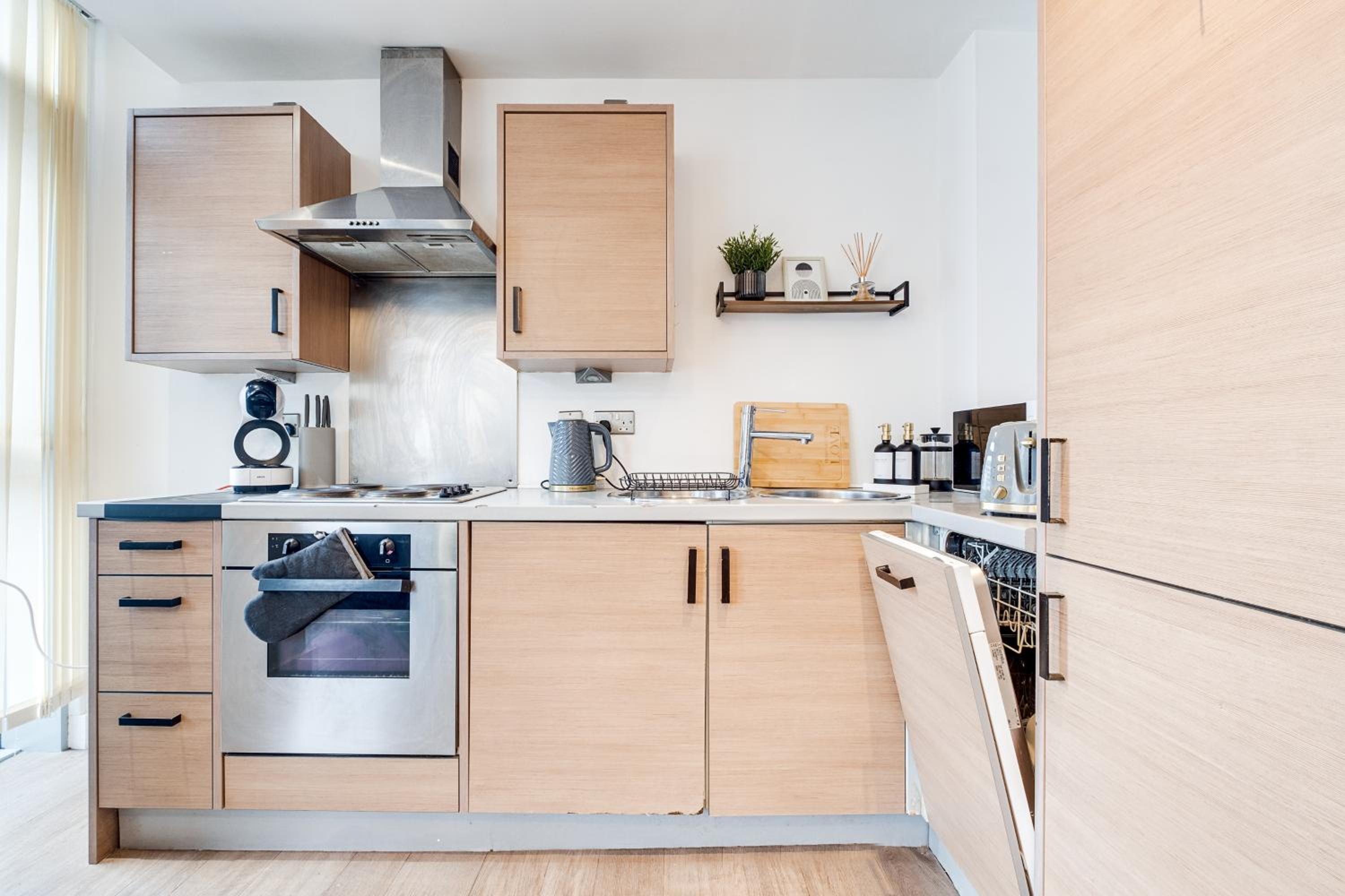 Ultra Stylish 2 Bedroom Apt Centrally Located