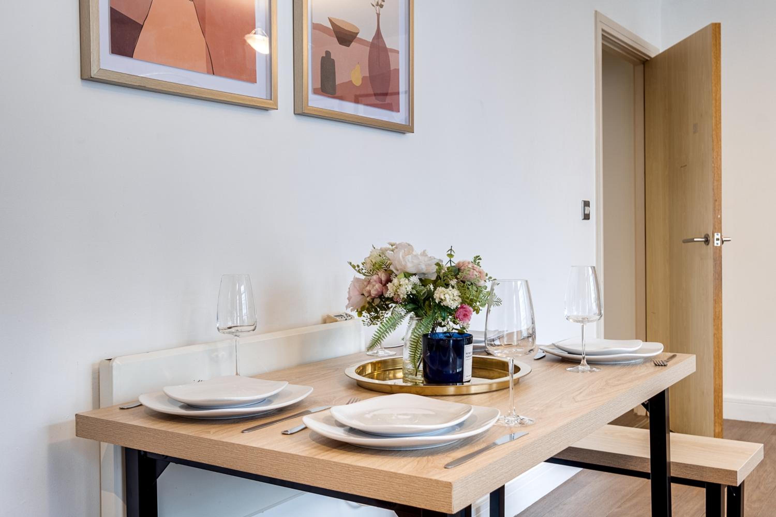 Ultra Stylish 2 Bedroom Apt Centrally Located