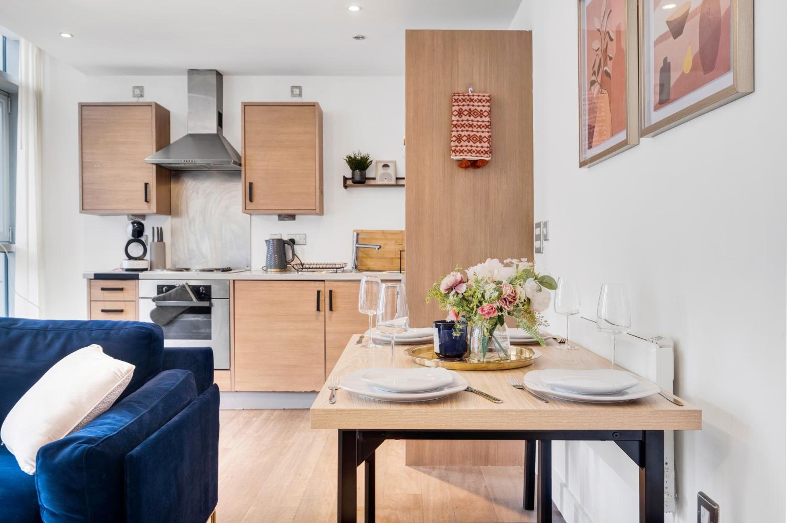 Ultra Stylish 2 Bedroom Apt Centrally Located