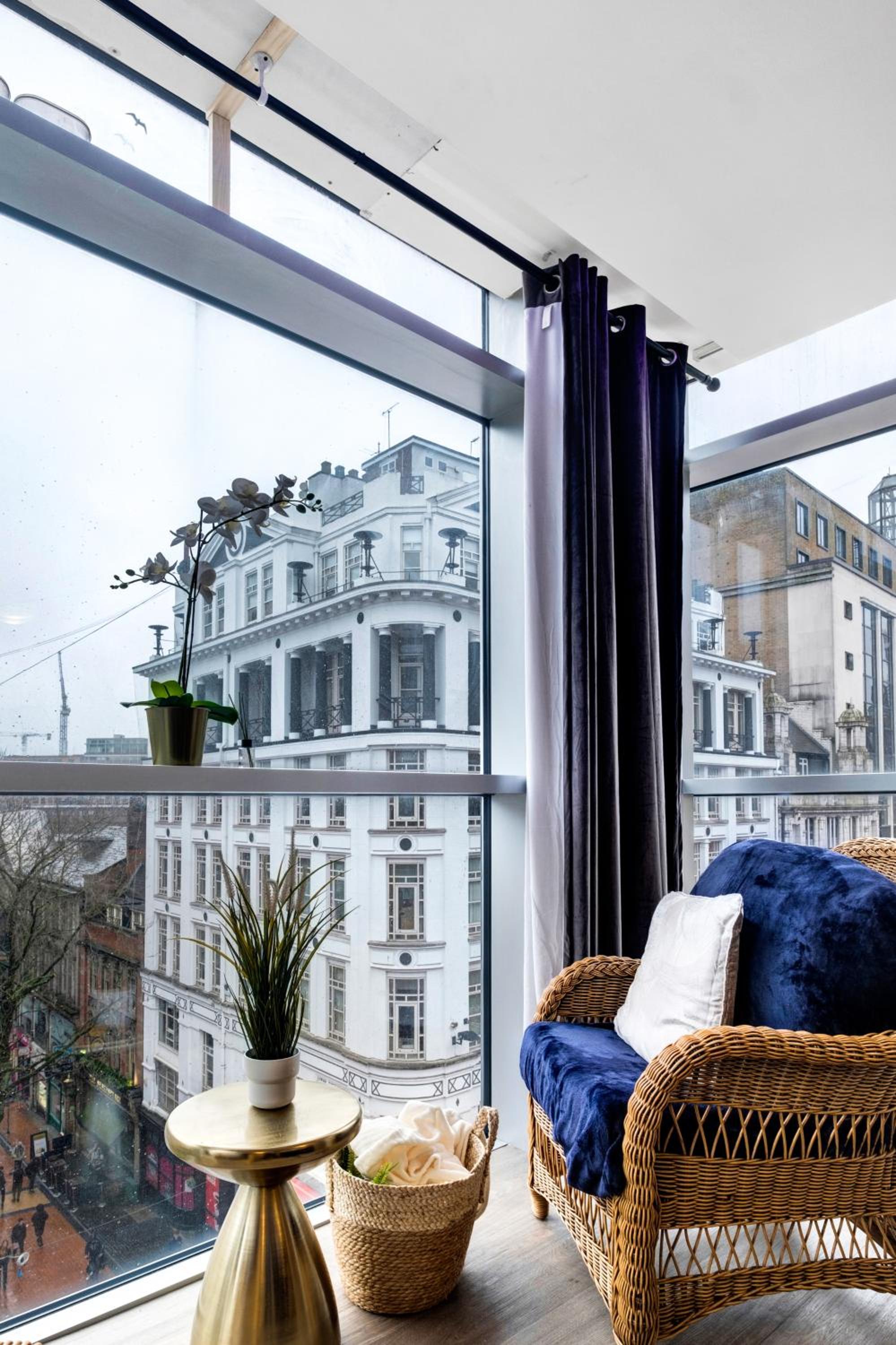 Ultra Stylish 2 Bedroom Apt Centrally Located