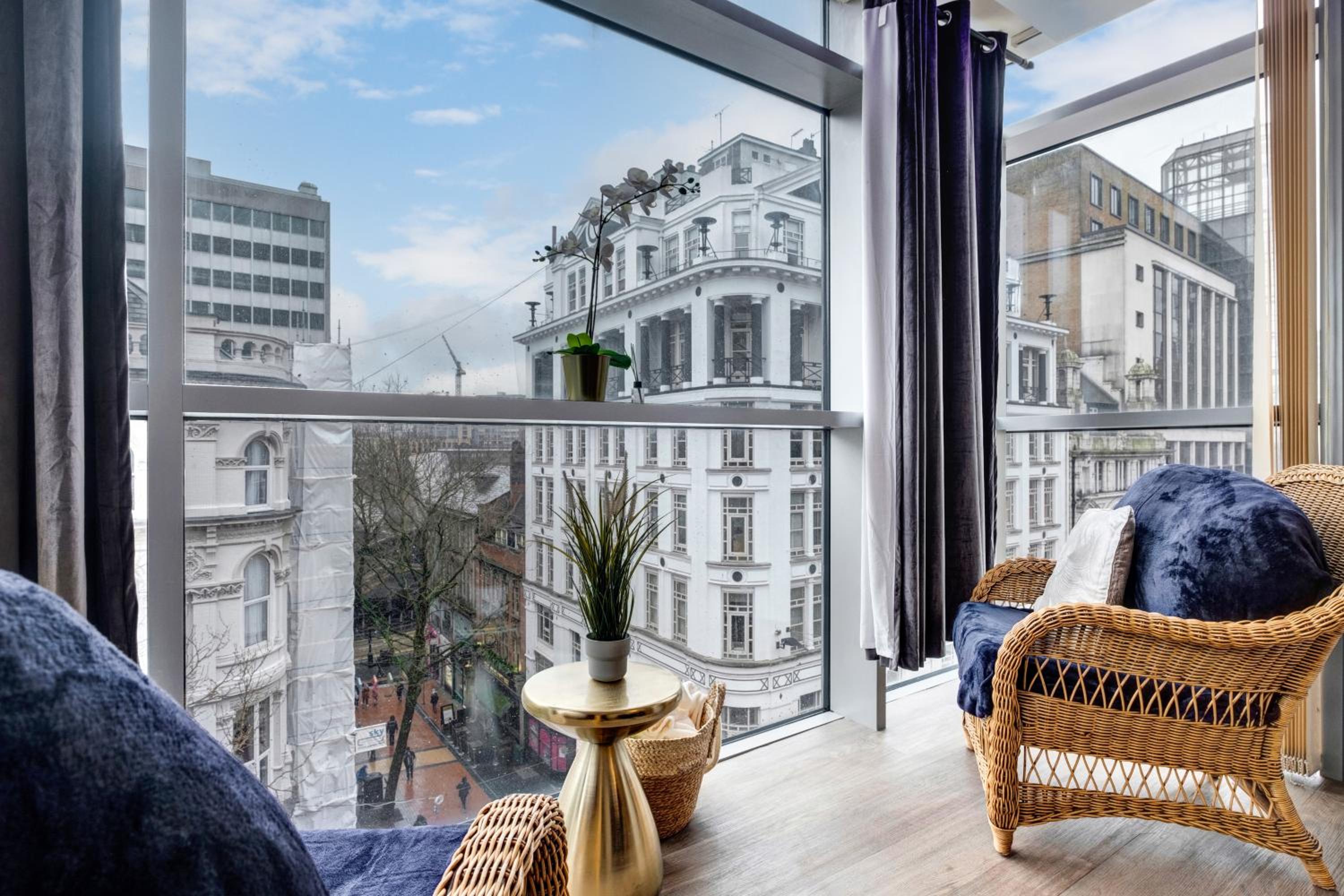 Ultra Stylish 2 Bedroom Apt Centrally Located