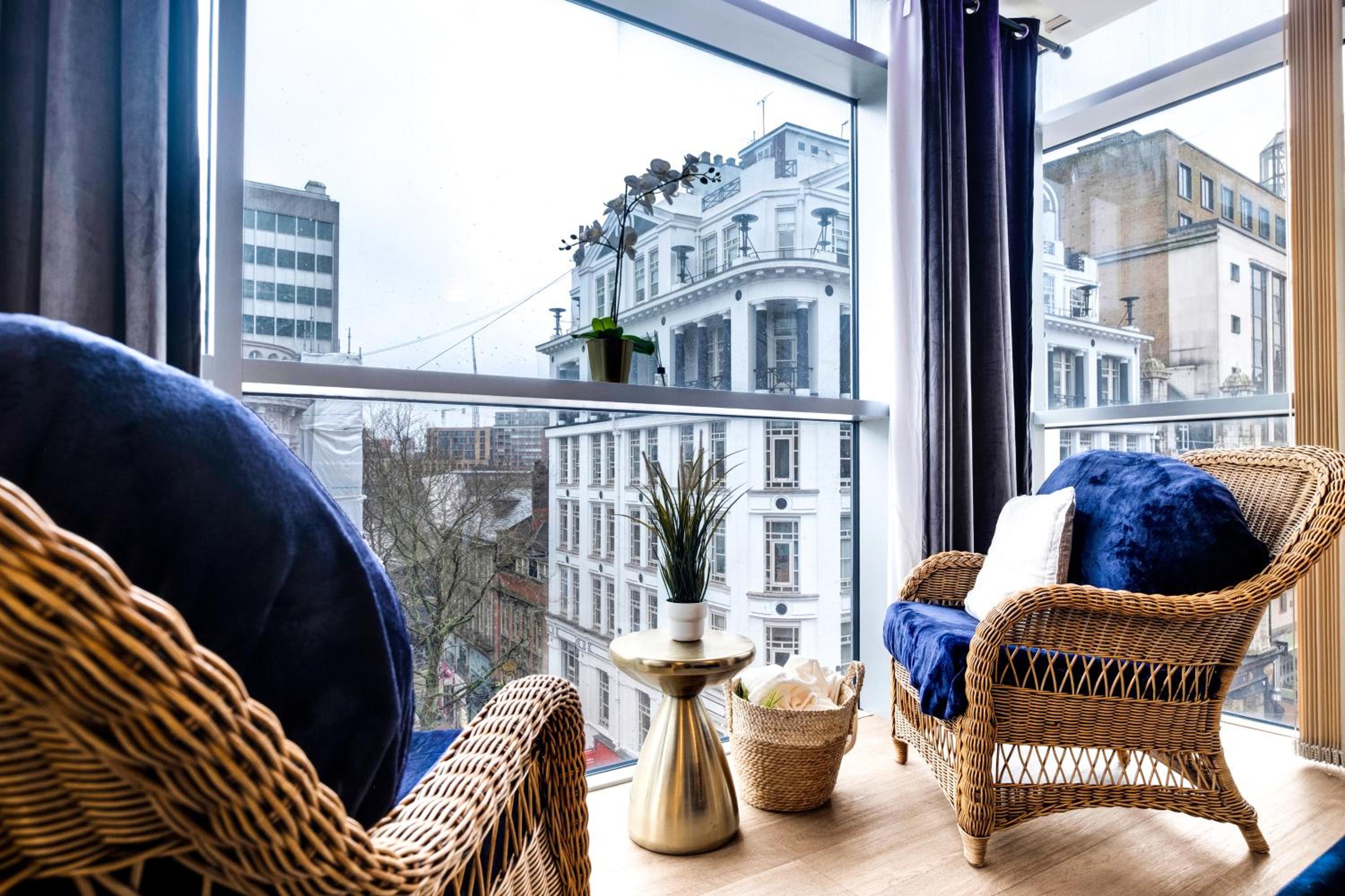 Ultra Stylish 2 Bedroom Apt Centrally Located