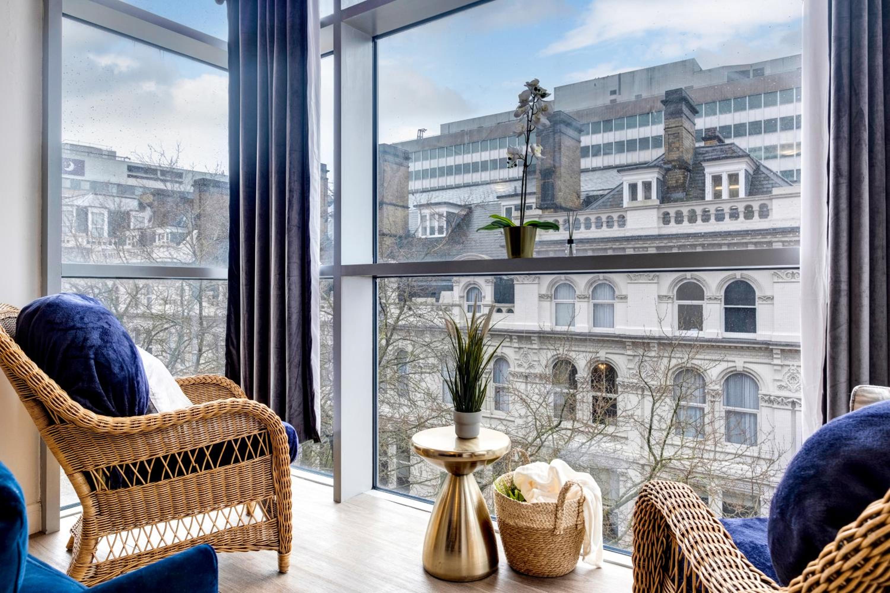 Ultra Stylish 2 Bedroom Apt Centrally Located