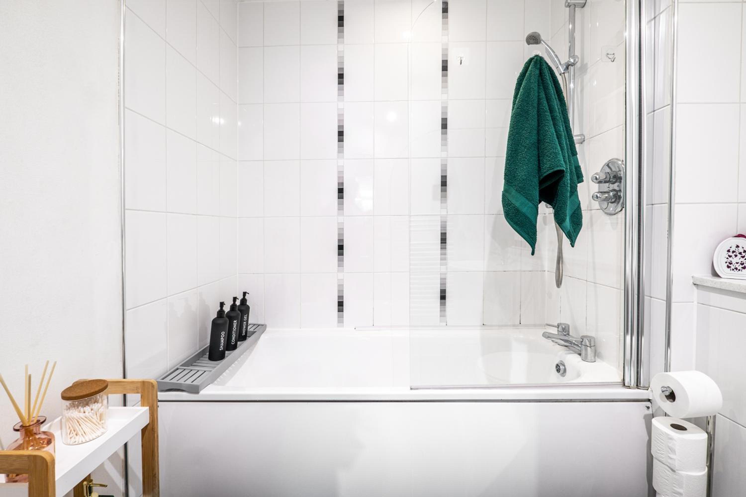 Ultra Stylish 2 Bedroom Apt Centrally Located