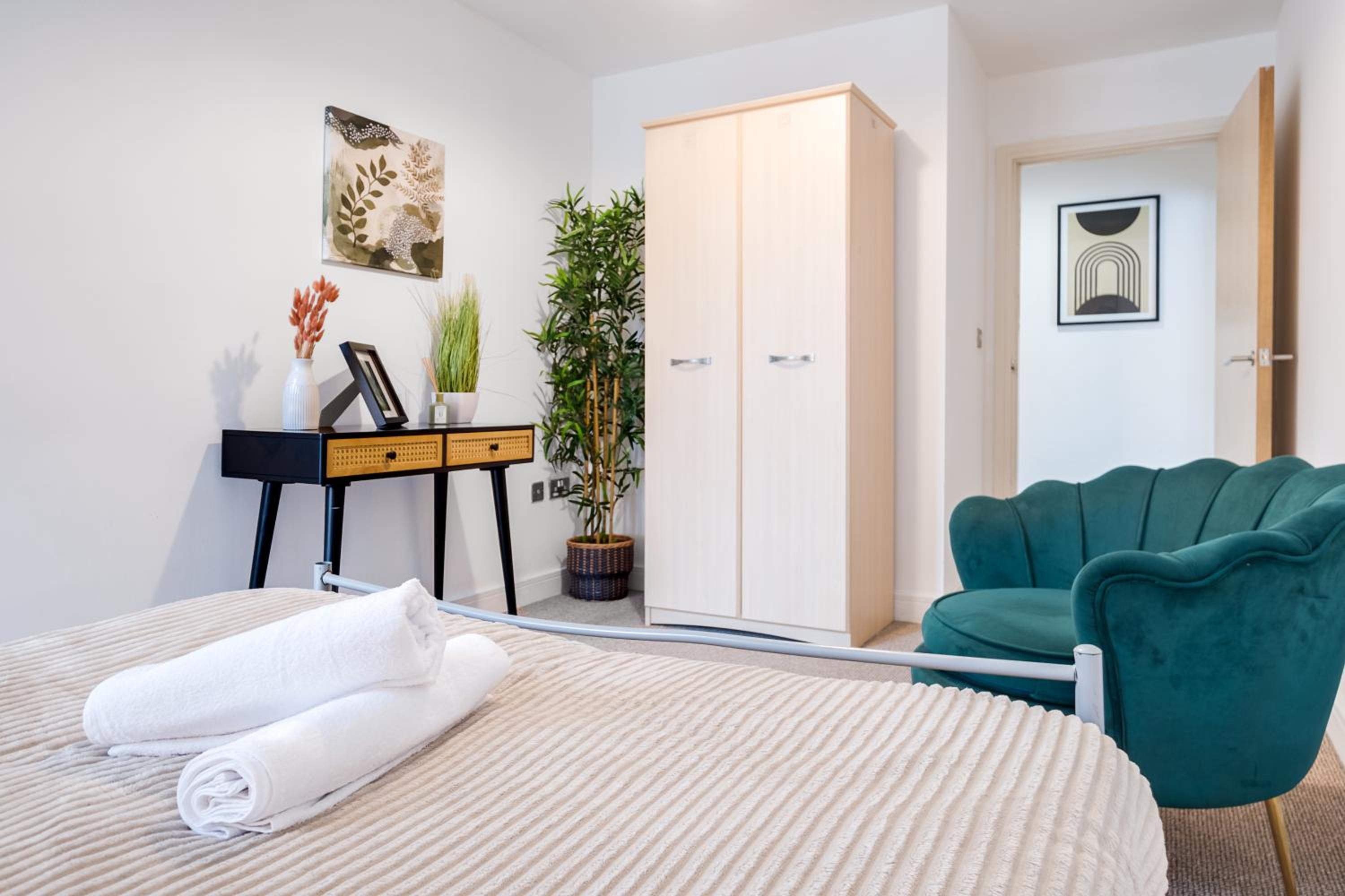 Ultra Stylish 2 Bedroom Apt Centrally Located