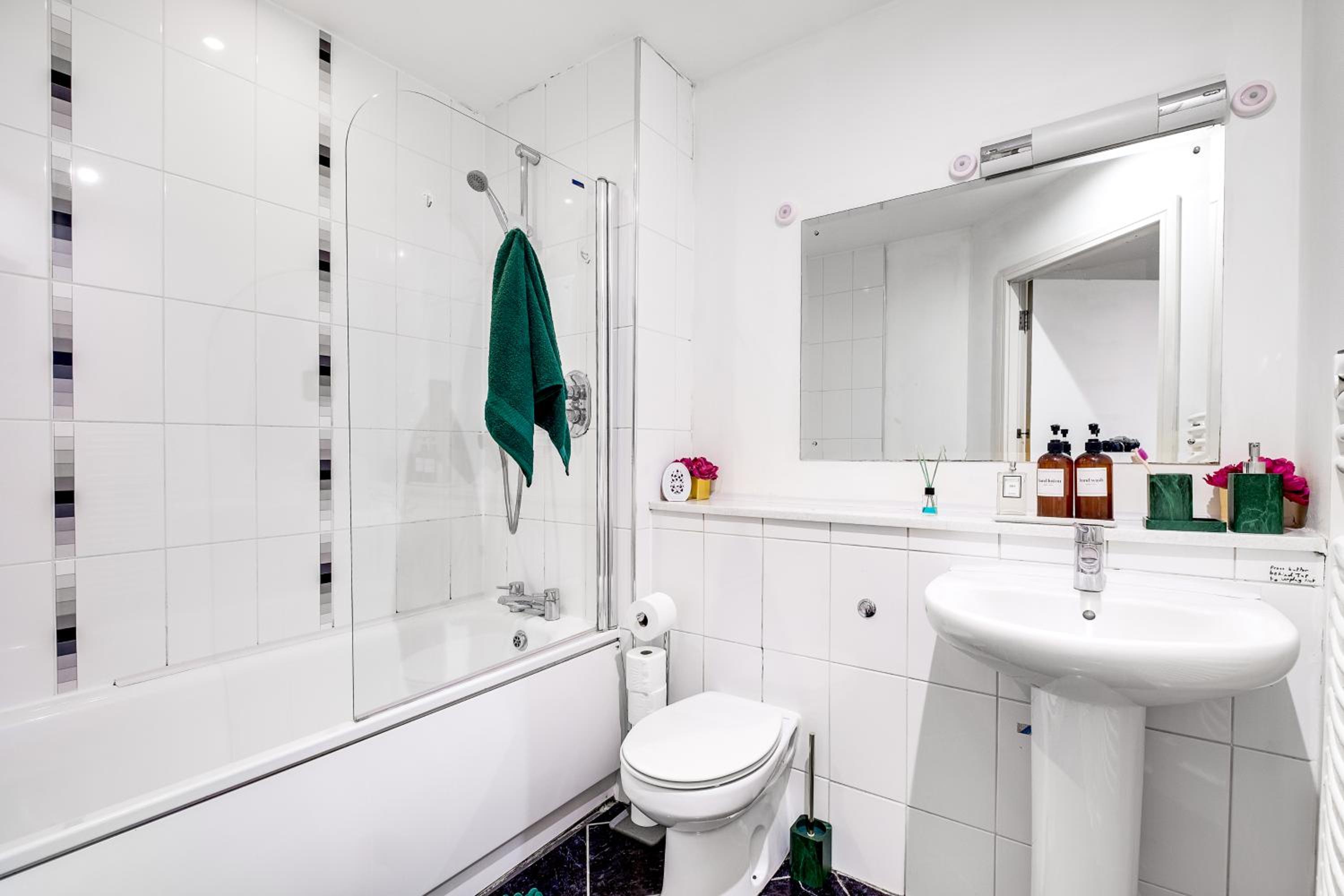 Ultra Stylish 2 Bedroom Apt Centrally Located
