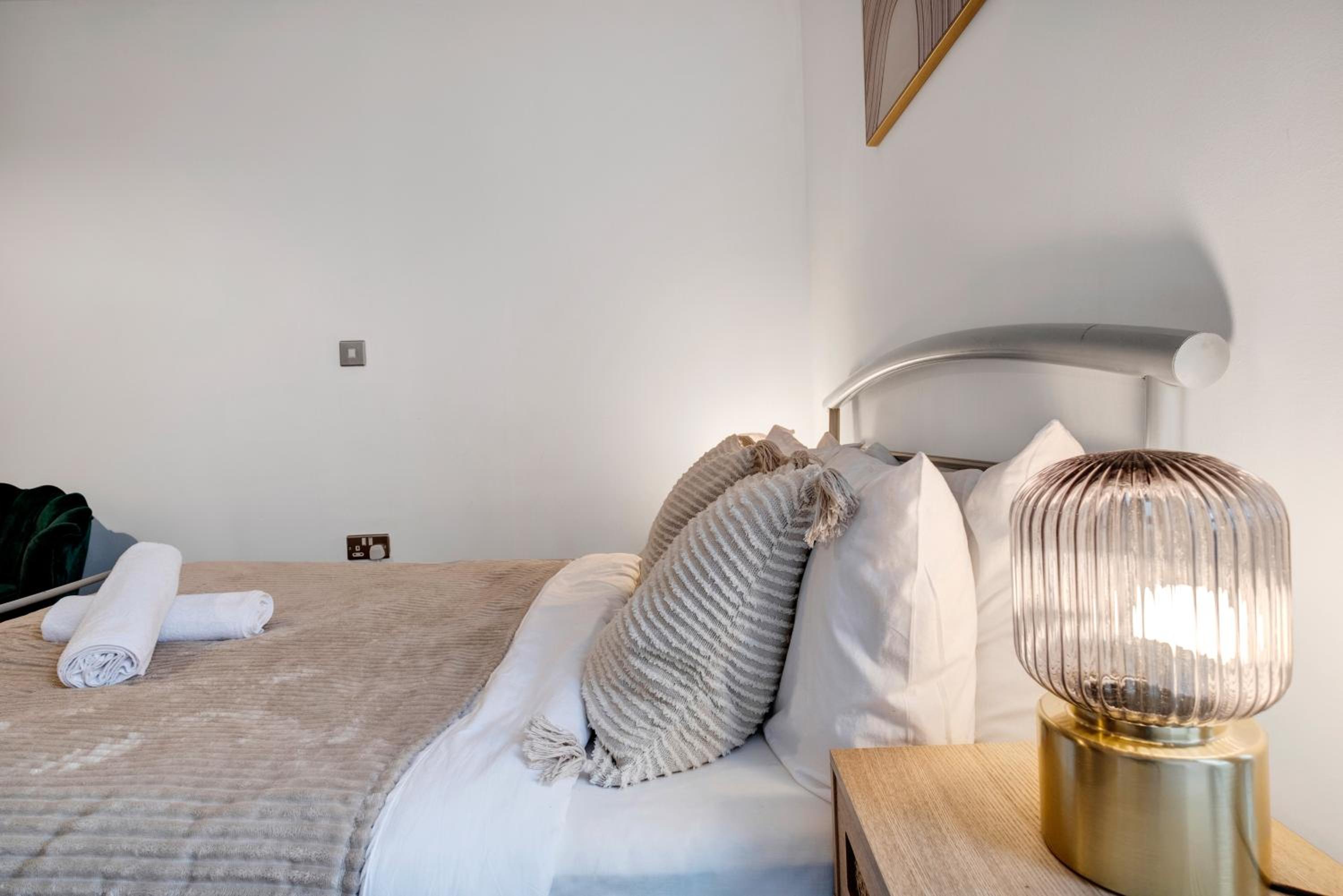 Ultra Stylish 2 Bedroom Apt Centrally Located