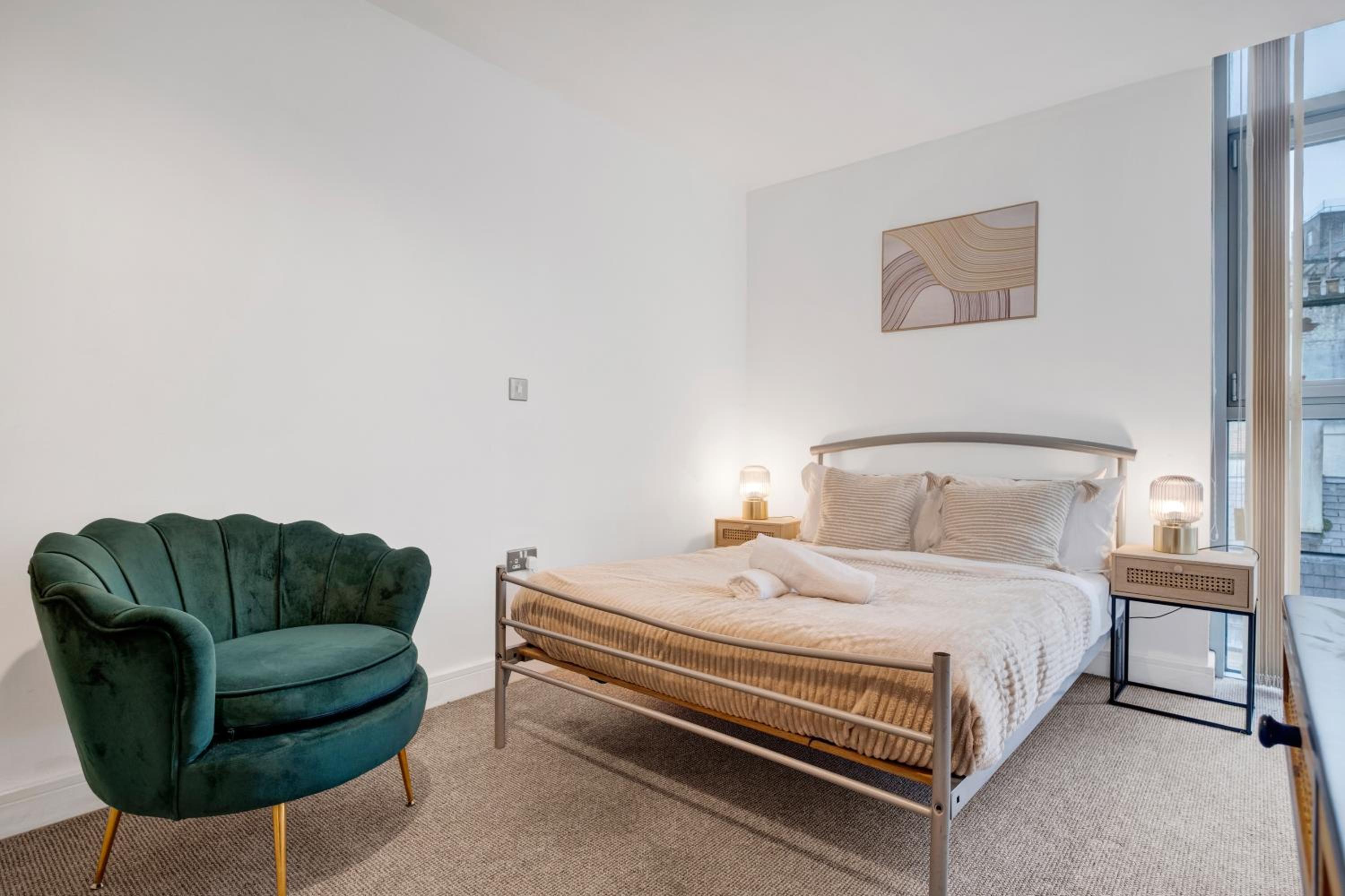 Ultra Stylish 2 Bedroom Apt Centrally Located