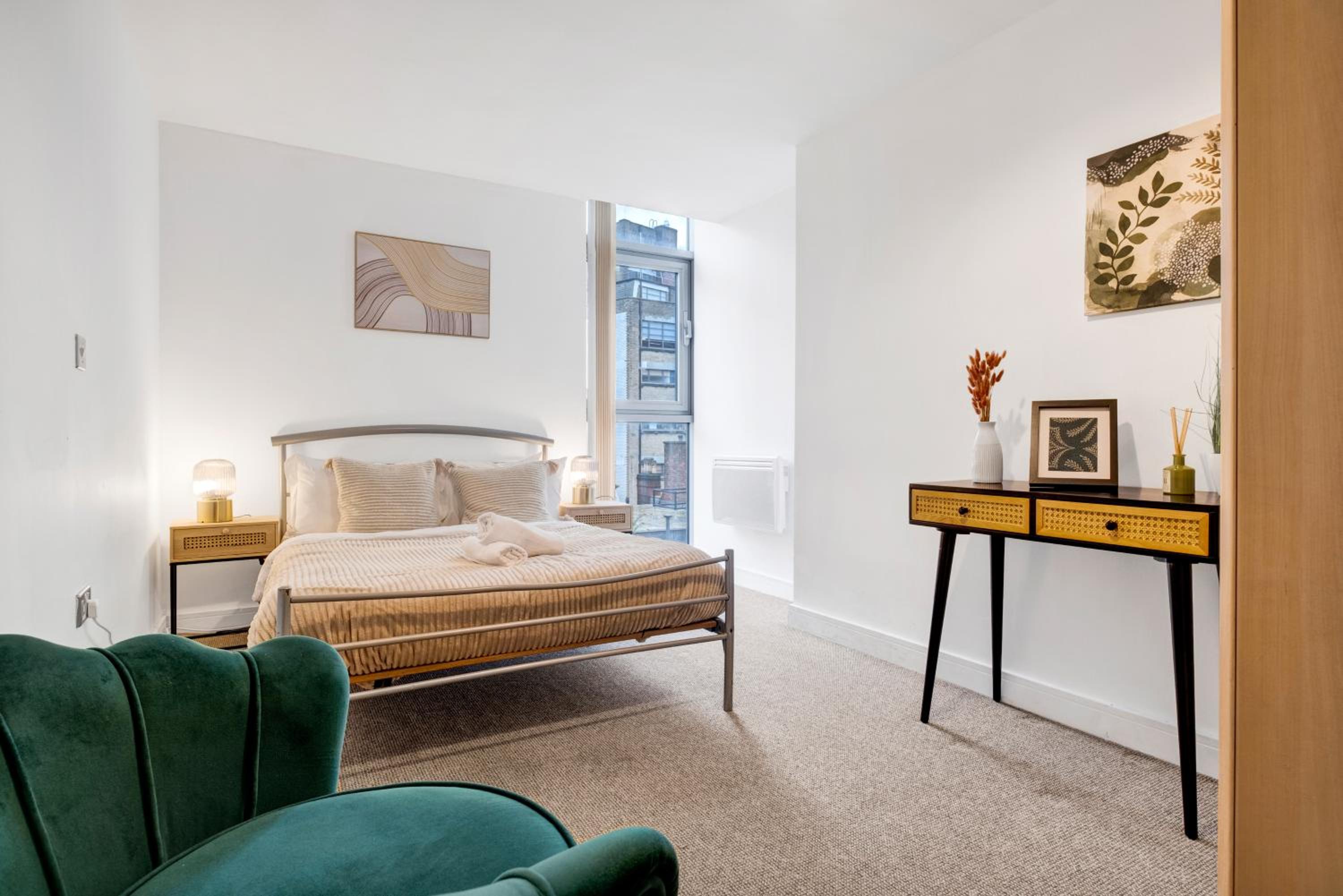 Ultra Stylish 2 Bedroom Apt Centrally Located