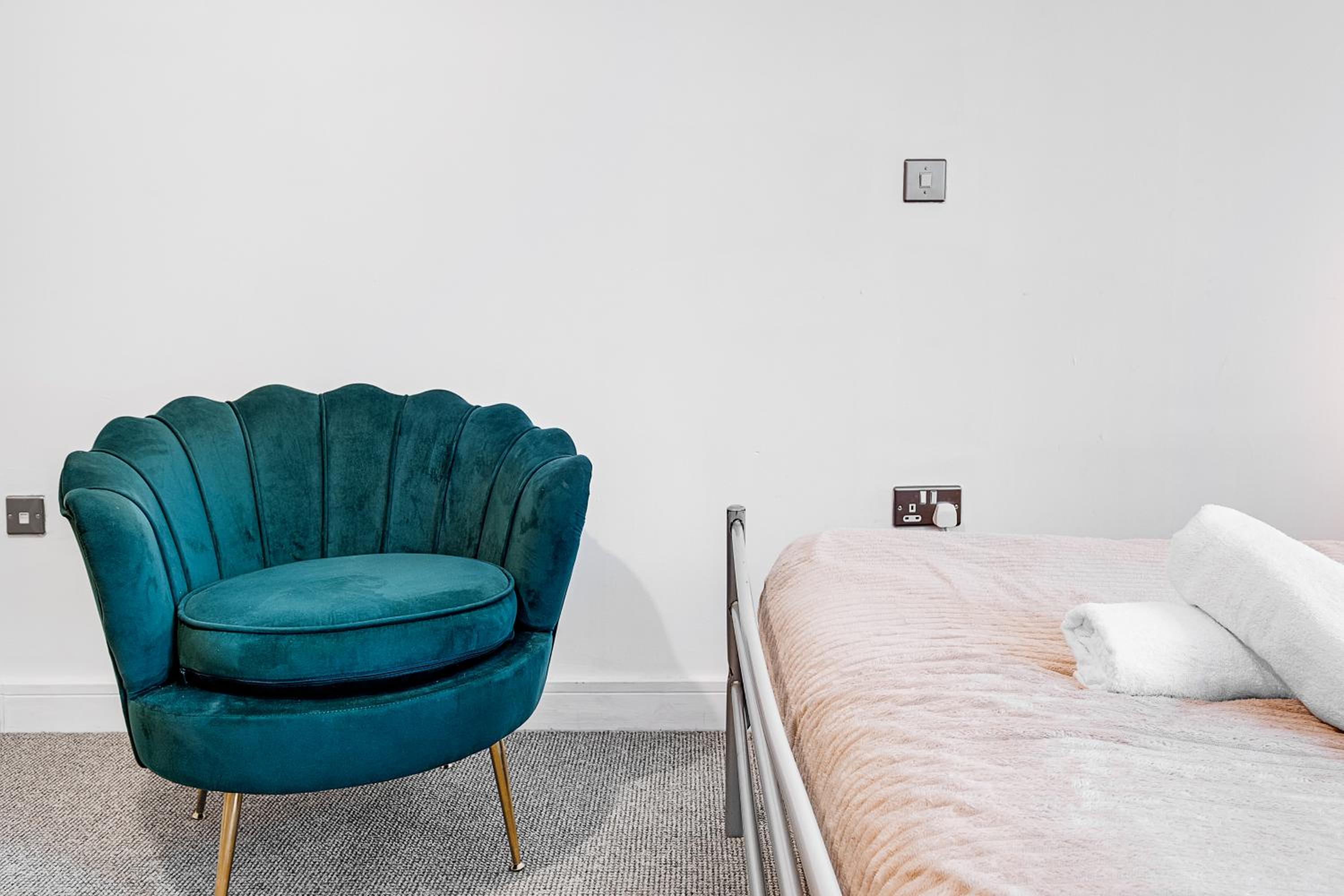 Ultra Stylish 2 Bedroom Apt Centrally Located