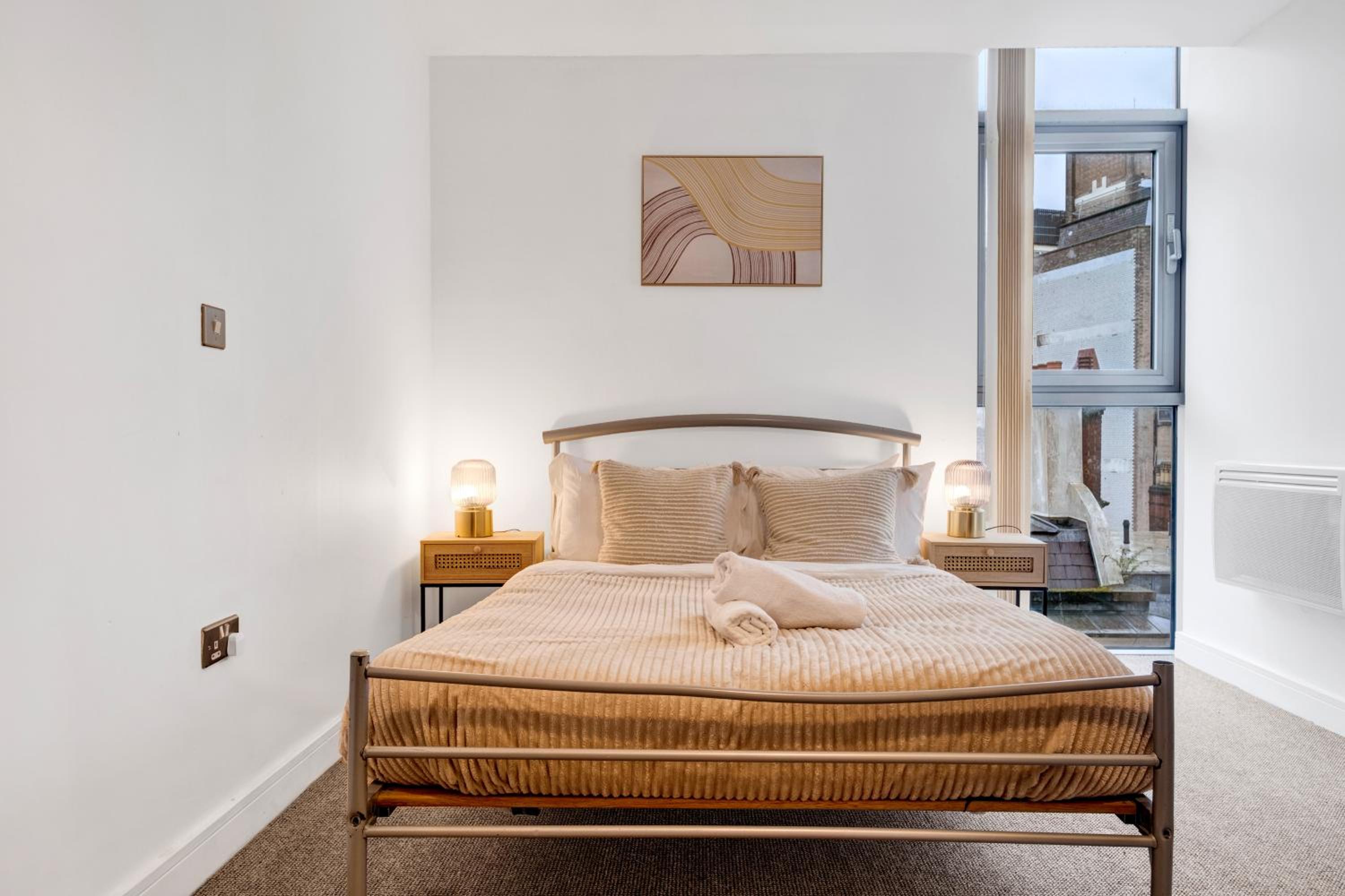 Ultra Stylish 2 Bedroom Apt Centrally Located