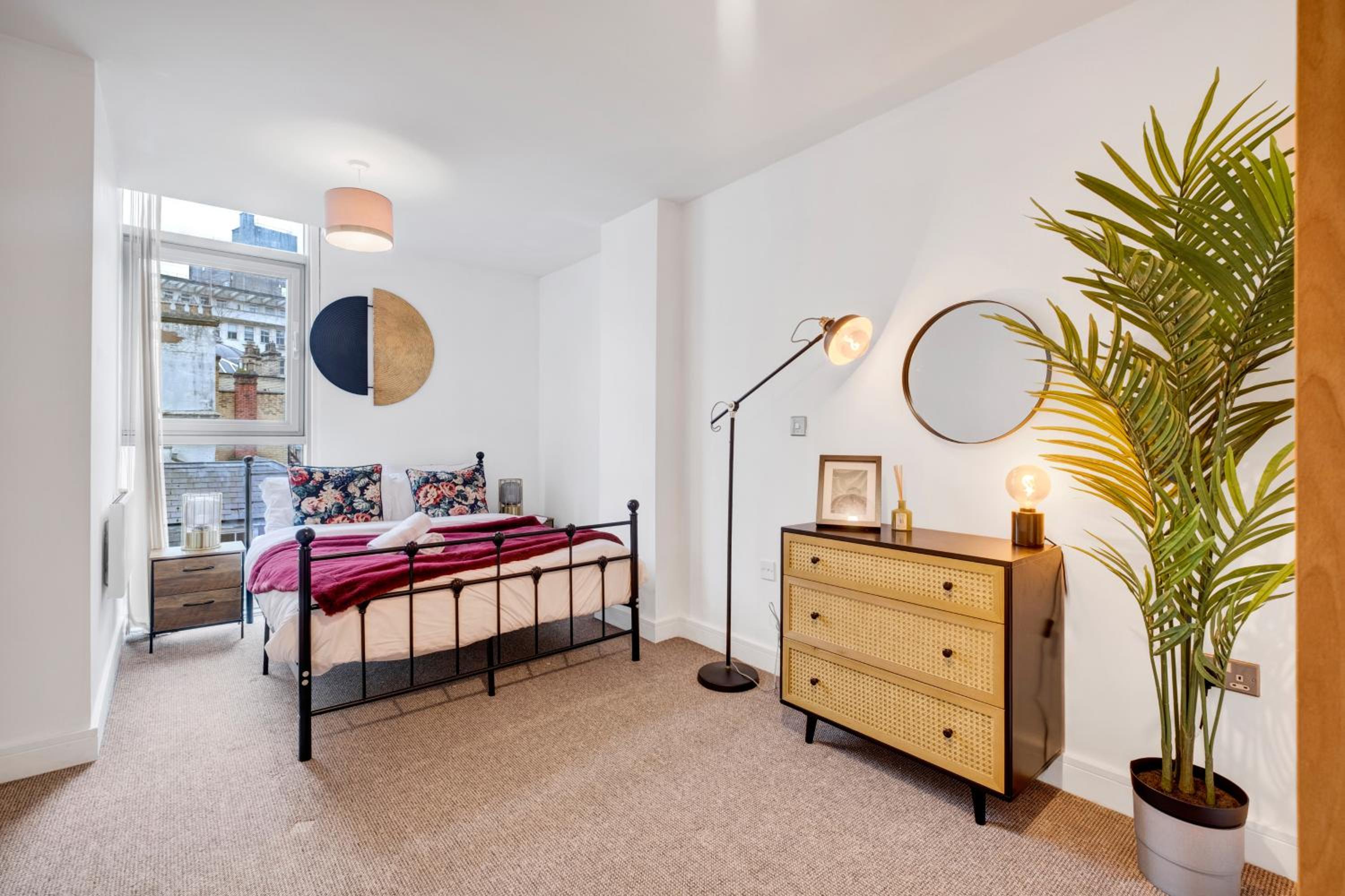 Ultra Stylish 2 Bedroom Apt Centrally Located