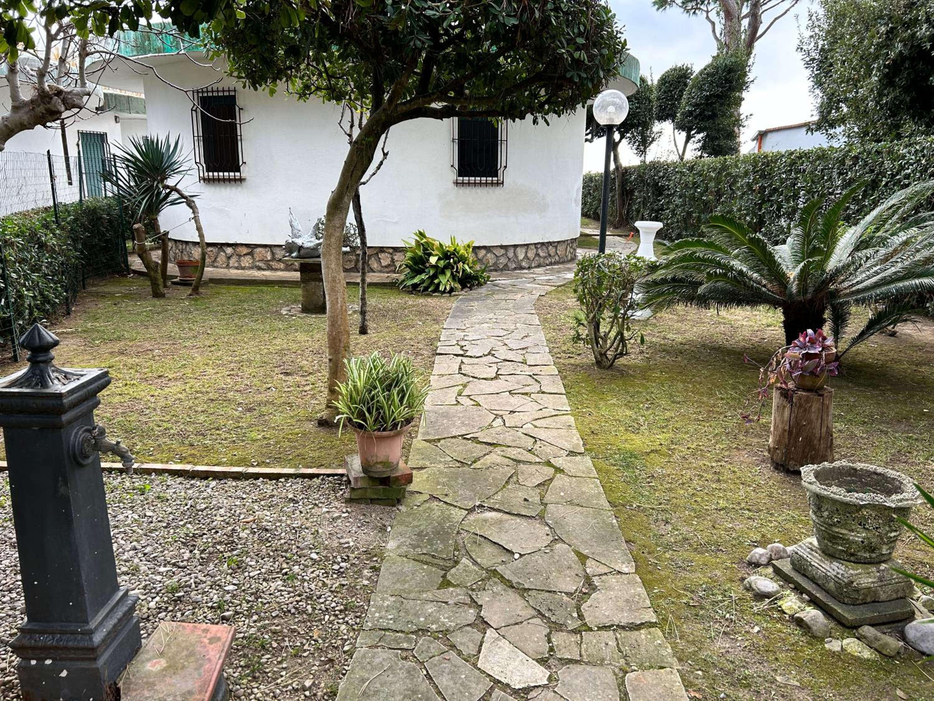Fronte Mare Villa Acquasanta zona "LA FIUMETTA" Terracina view 3