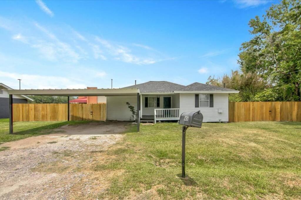 Comfy 3 bedroom home w/ fenced yard