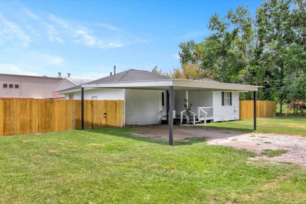Comfy 3 bedroom home w/ fenced yard