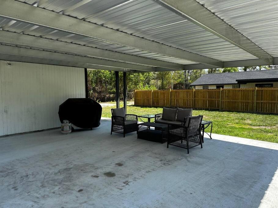Stylishly Remodeled 2-Bedroom home in Orangefield view 4