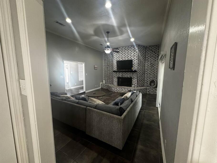 Spacious 5 bedroom home in Bridge City - Property Image 14