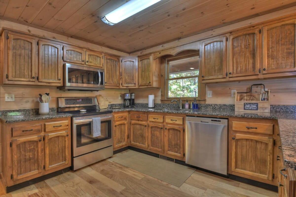 Heavenly Escape In BR Mtns - Hot Tub & Pool Table view 2