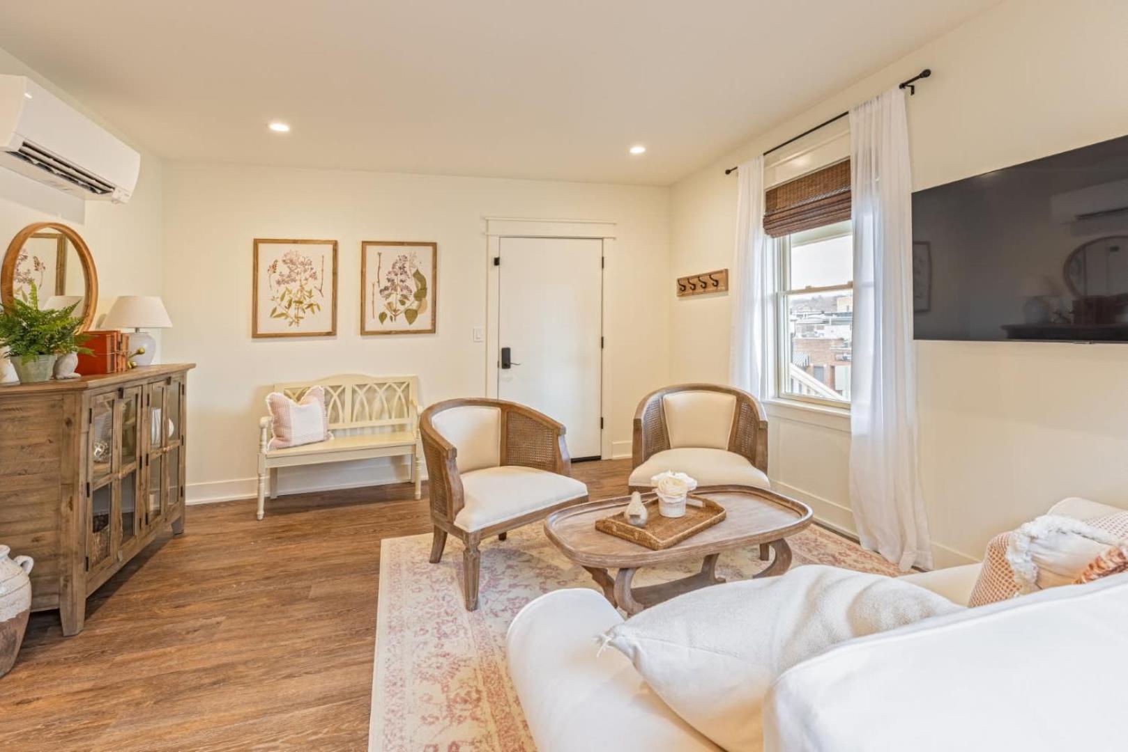 Kildahl House - Boutique Farmhouse Suite #1