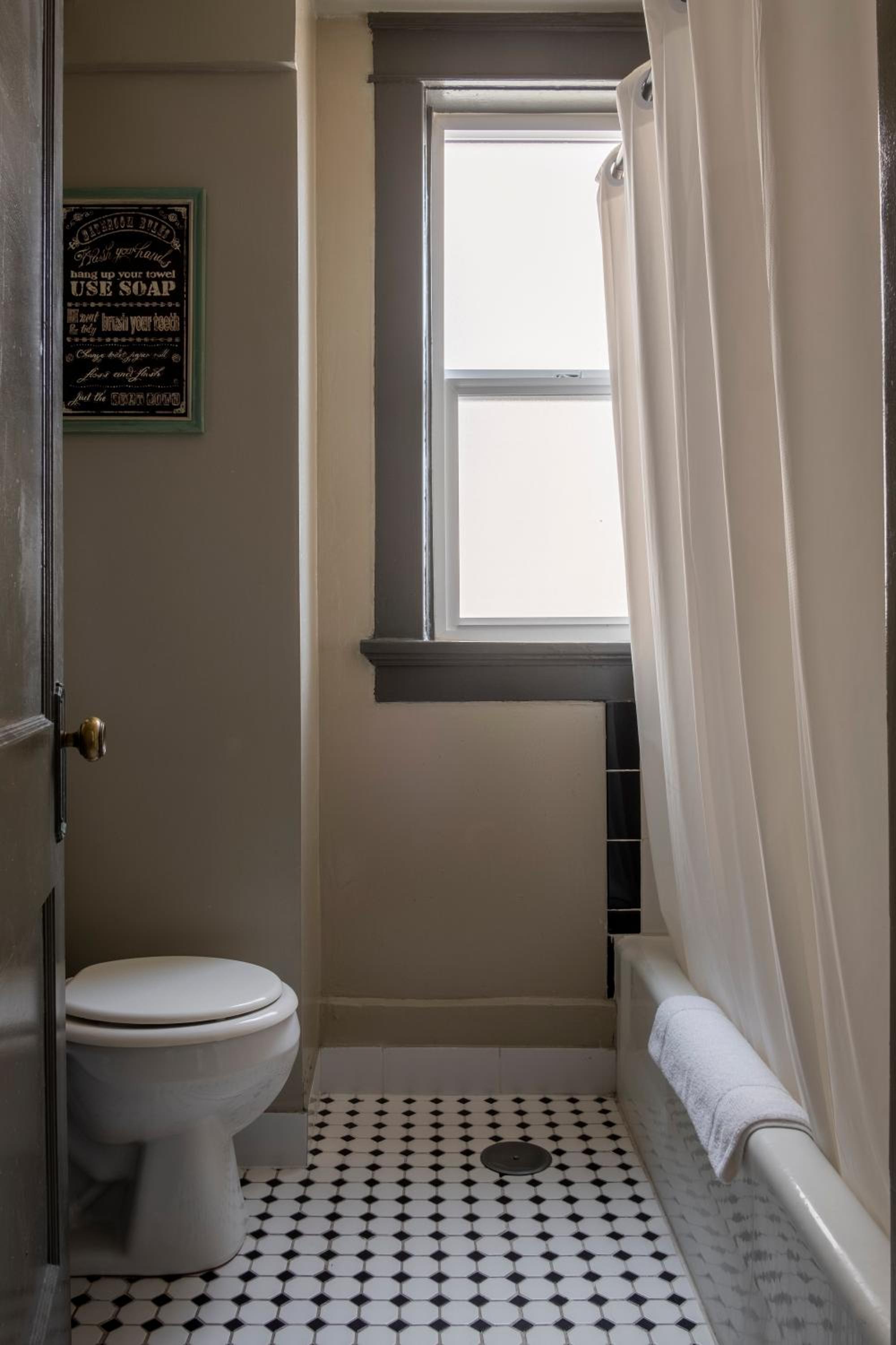 Gardner Hotel & Hostel