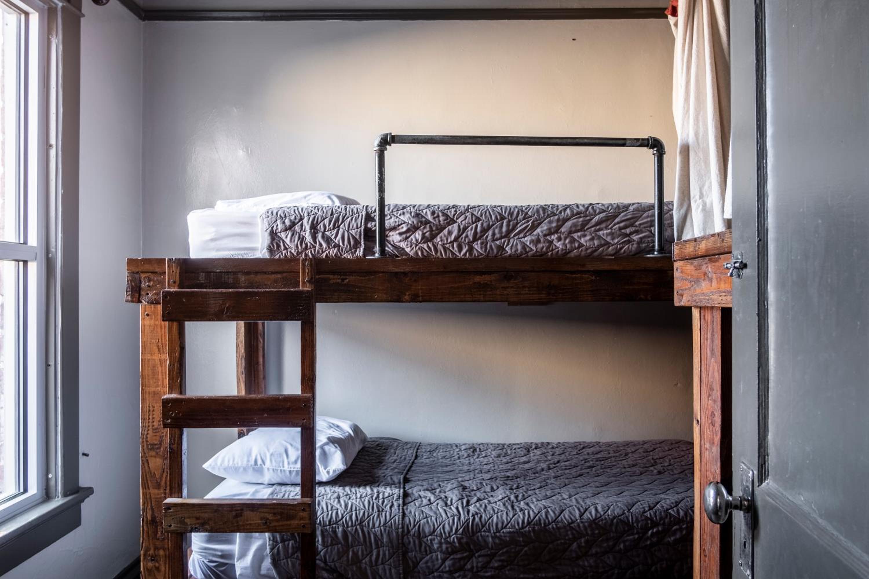 Gardner Hotel & Hostel