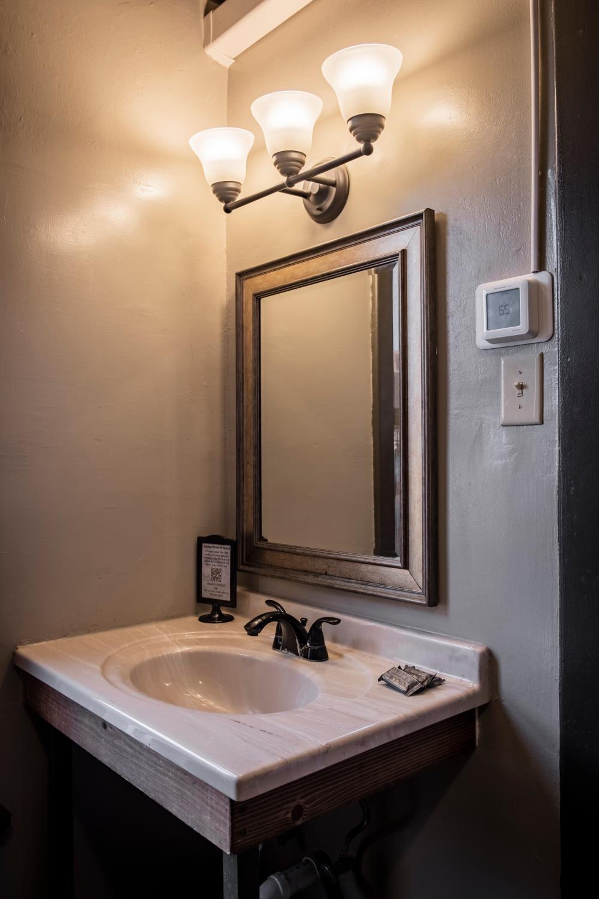 Gardner Hotel & Hostel