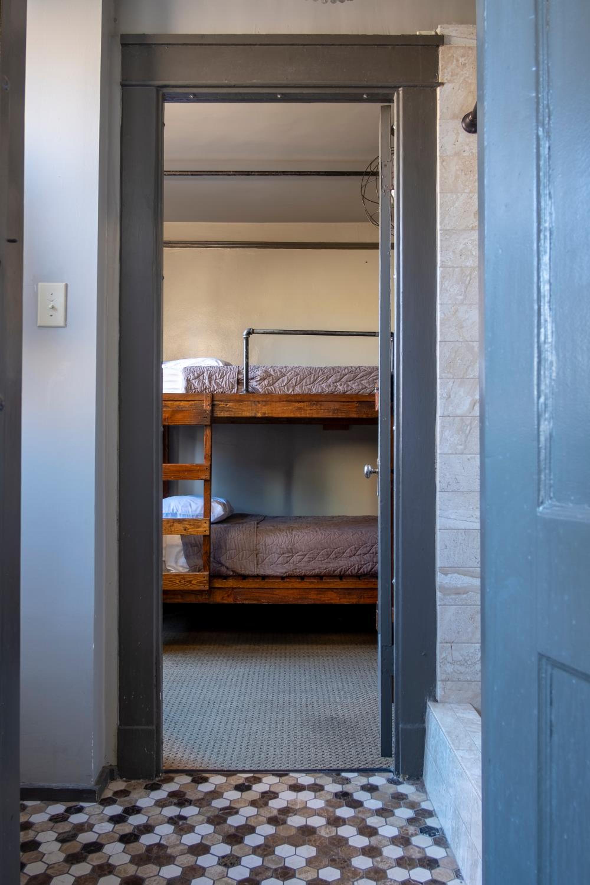 Gardner Hotel & Hostel