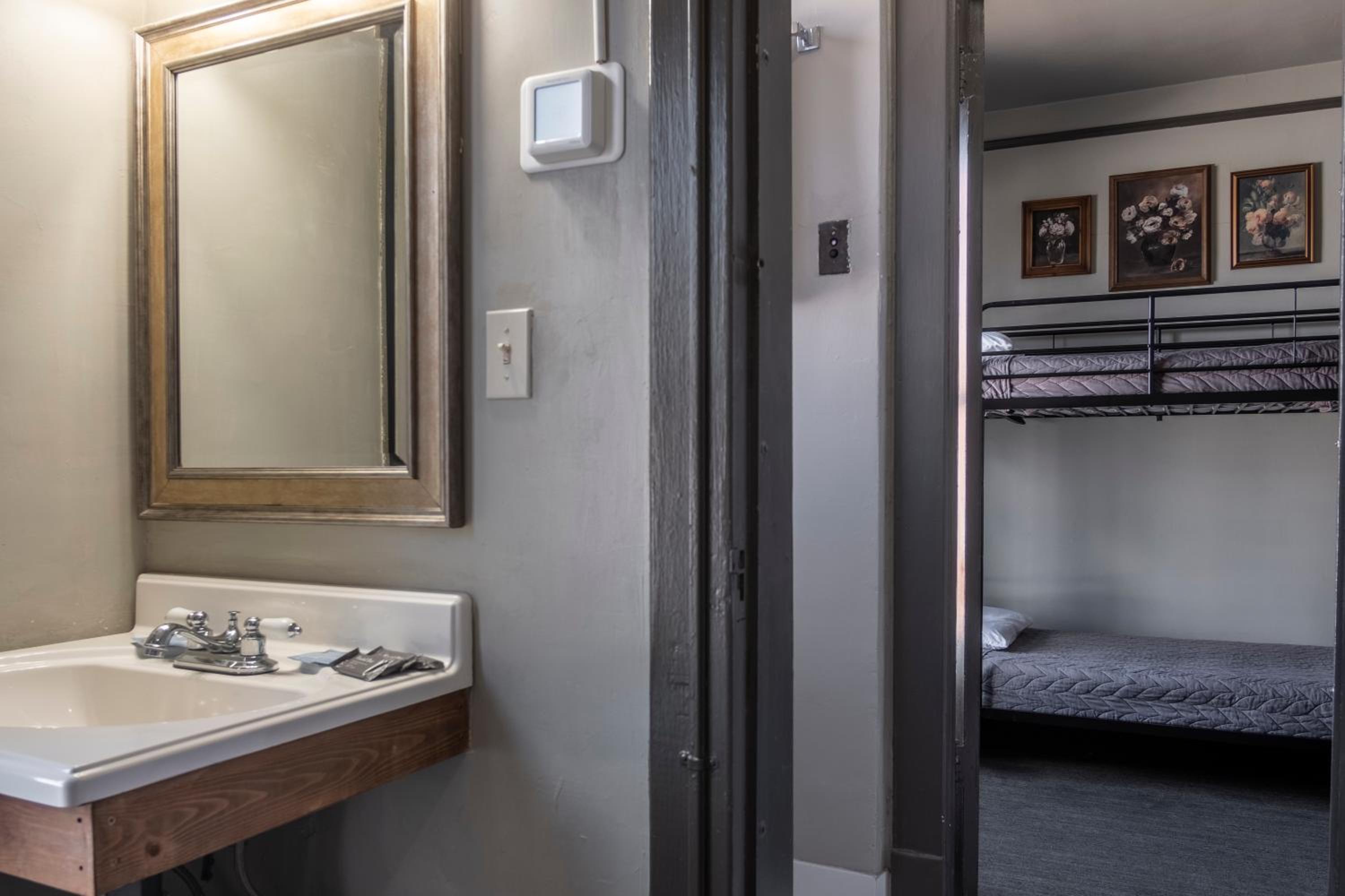 Gardner Hotel & Hostel